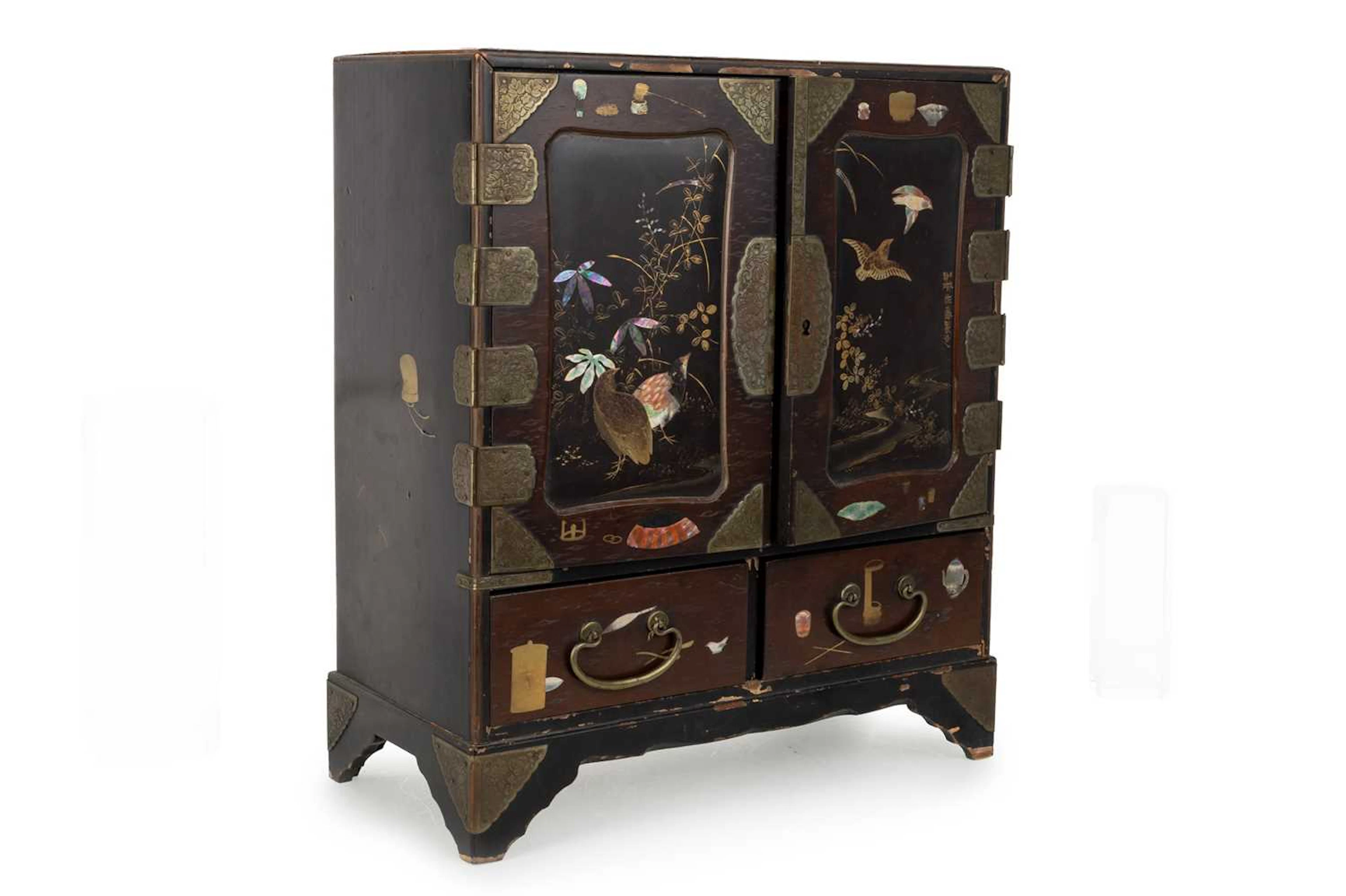 JAPANESE LACQUERED TABLE TOP CABINET EARLY 20TH CENTURY