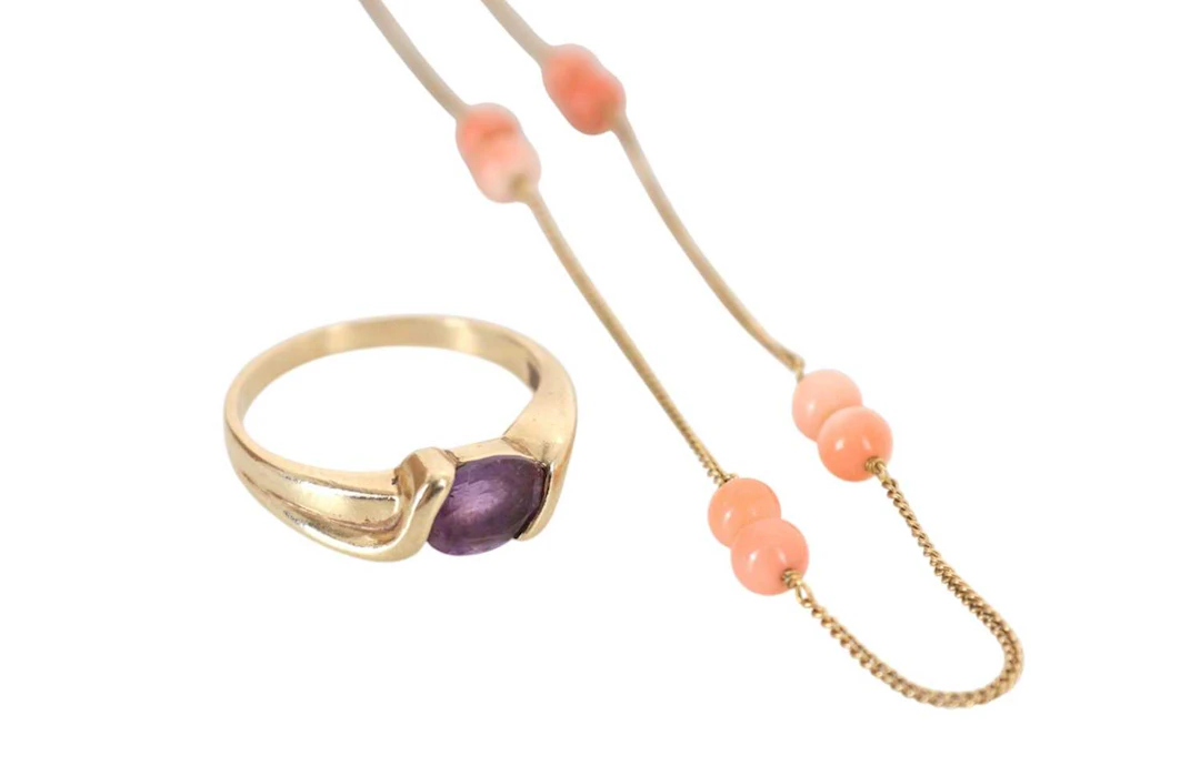 AMETHYST RING AND A CORAL NECKLACE MID/LATE 20TH CENTURY