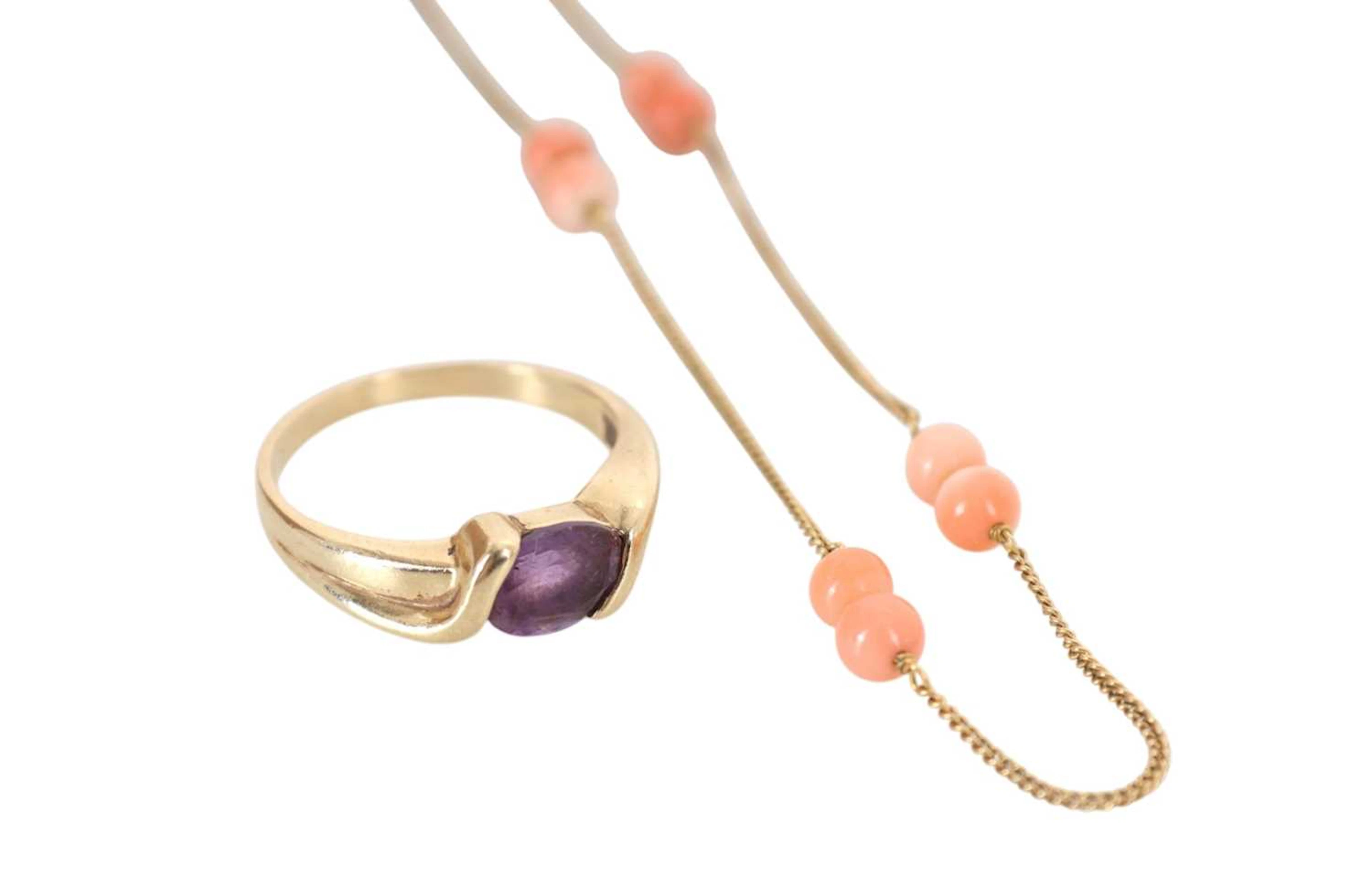 AMETHYST RING AND A CORAL NECKLACE MID/LATE 20TH CENTURY