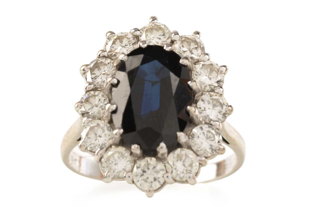 SAPPHIRE AND DIAMOND CLUSTER RING LATE 20TH CENTURY