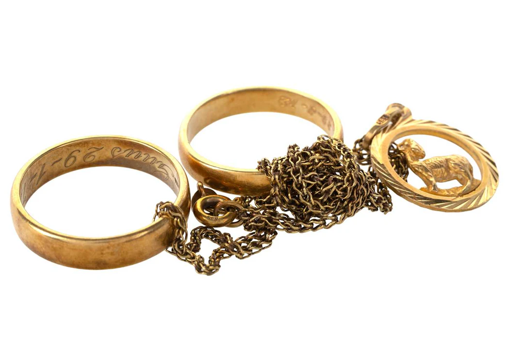 TWO GOLD BANDS AND A ZODIAC PENDANT LATE 20TH CENTURY