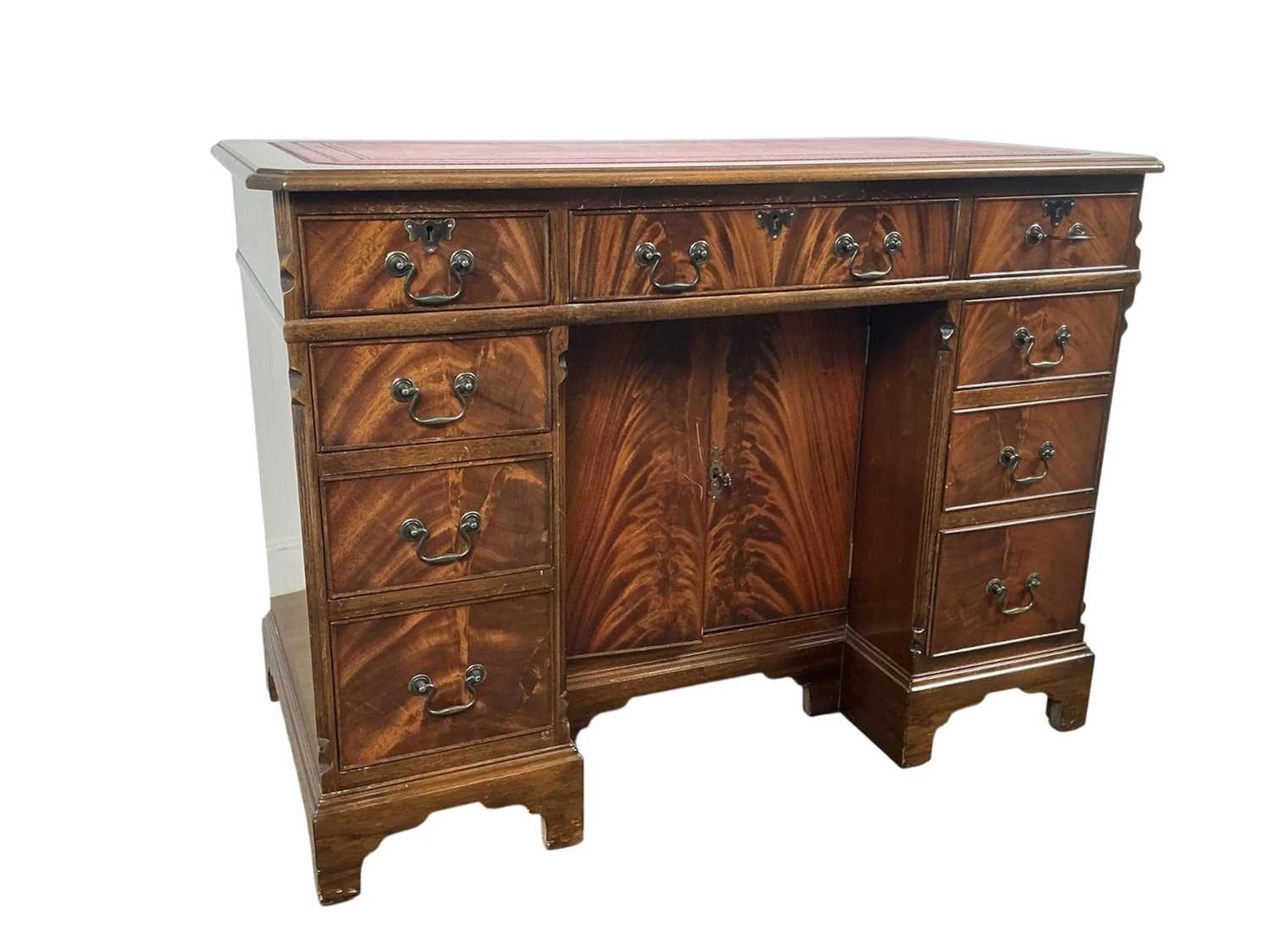 GEORGE V MAHOGANY DOUBLE PEDESTAL KNEEHOLE DESK EARLY/MID 20TH CENTURY