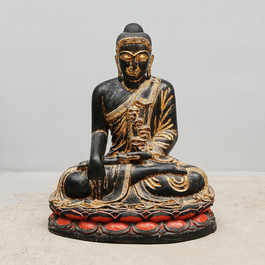 SKULPTUR, Buddha, bemålat trä.