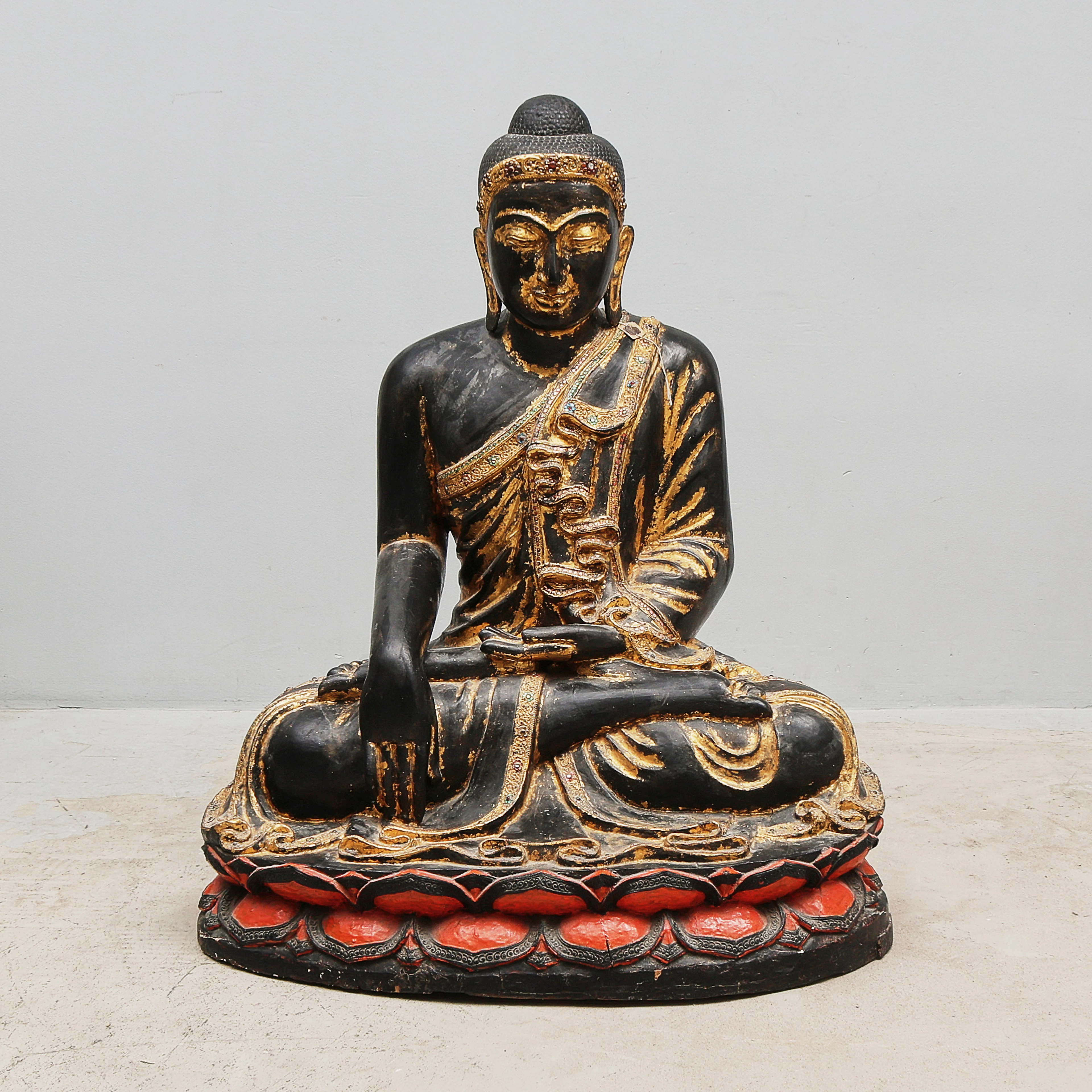 SKULPTUR, Buddha, bemålat trä.