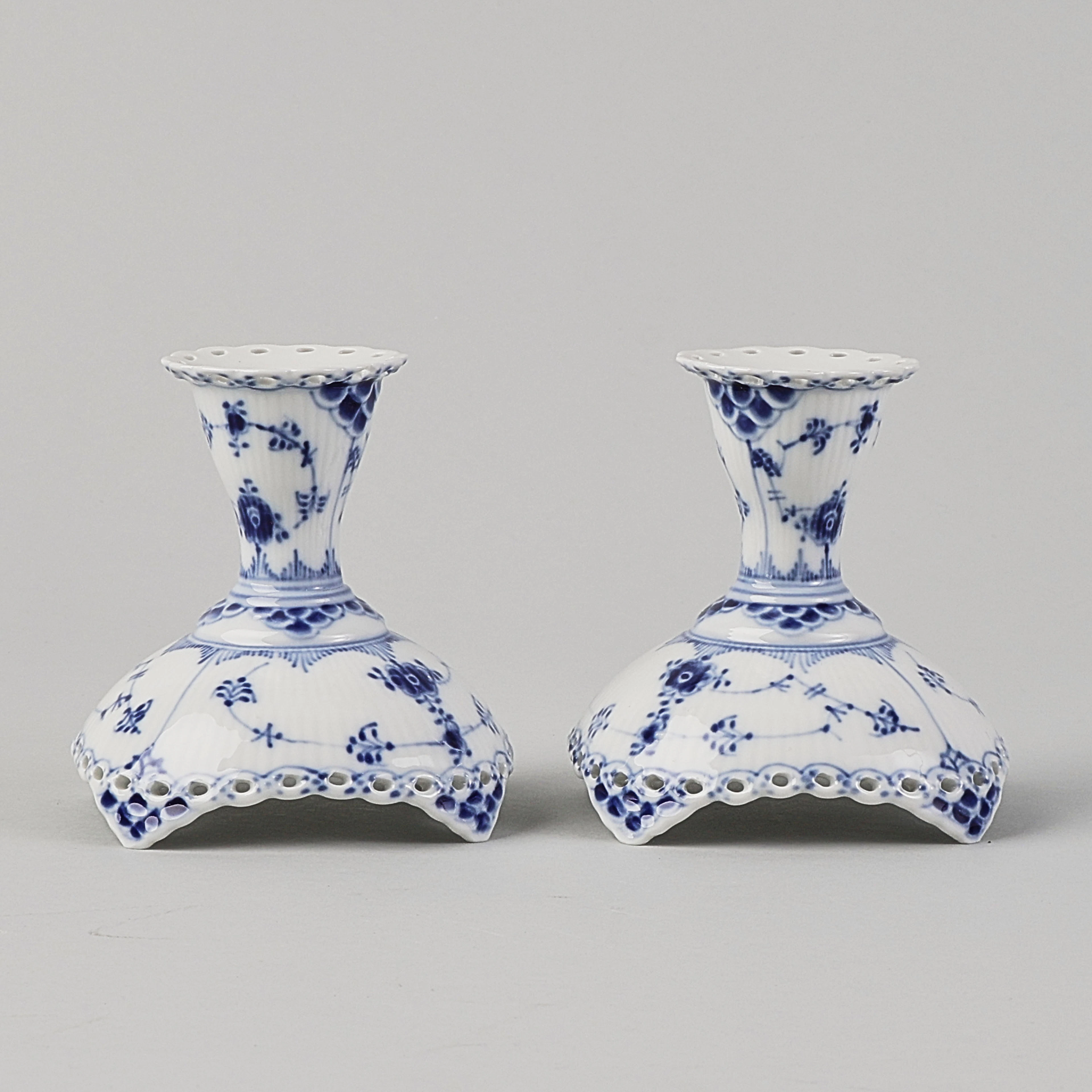 LJUSSTAKAR ett par, Royal Copenhagen. Musselmalet, Helblond.