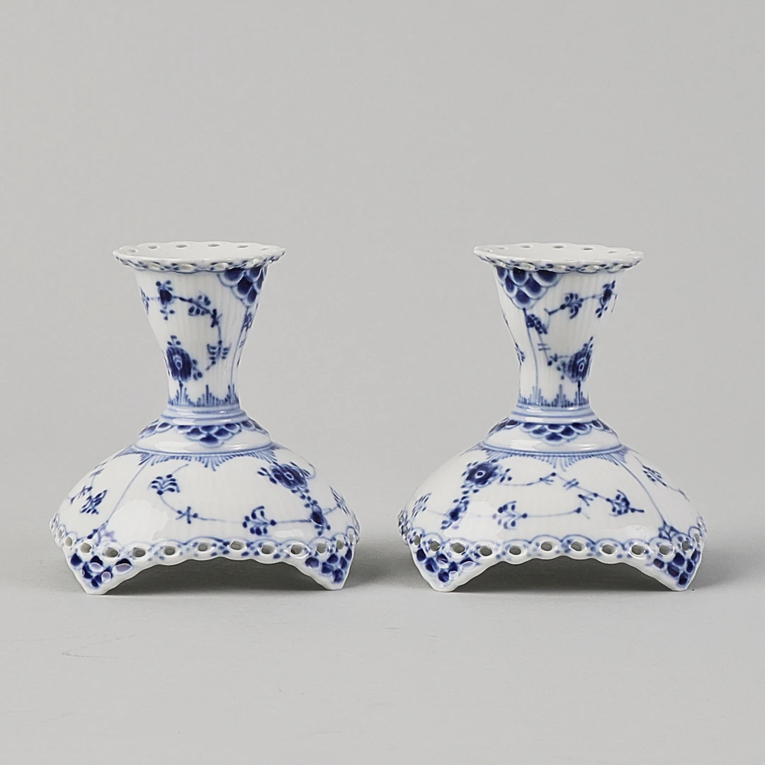 LJUSSTAKAR ett par, Royal Copenhagen. Musselmalet, Helblond.