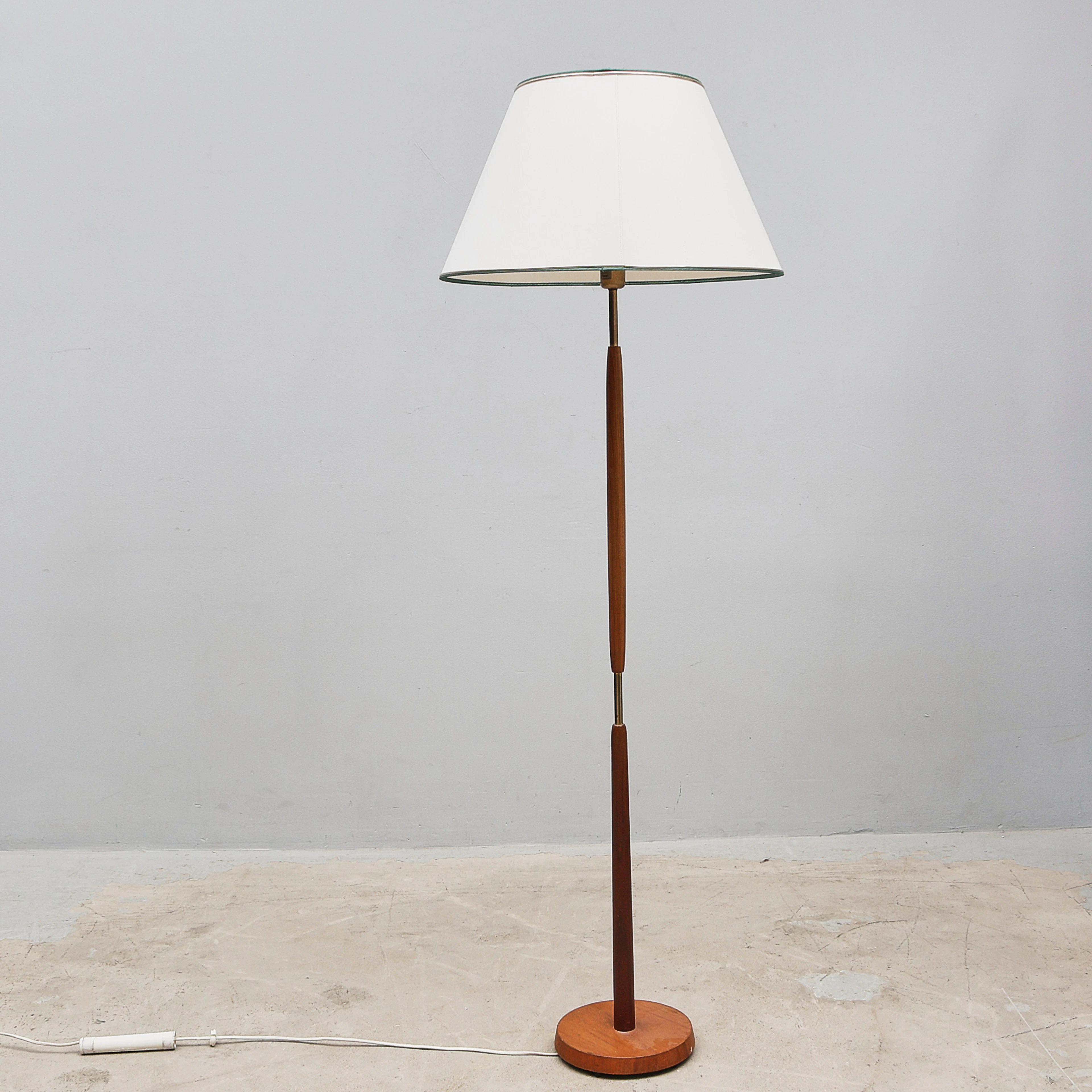 GOLVLAMPA. Teak/Mässing, NAF.