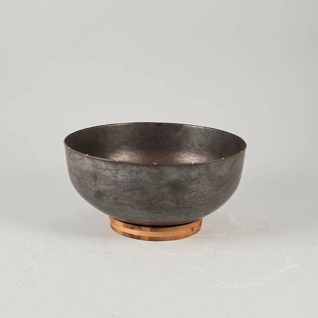 TORE SVENSSON. Skulptur / skål, Järn "Guldtaggar längs brämet".