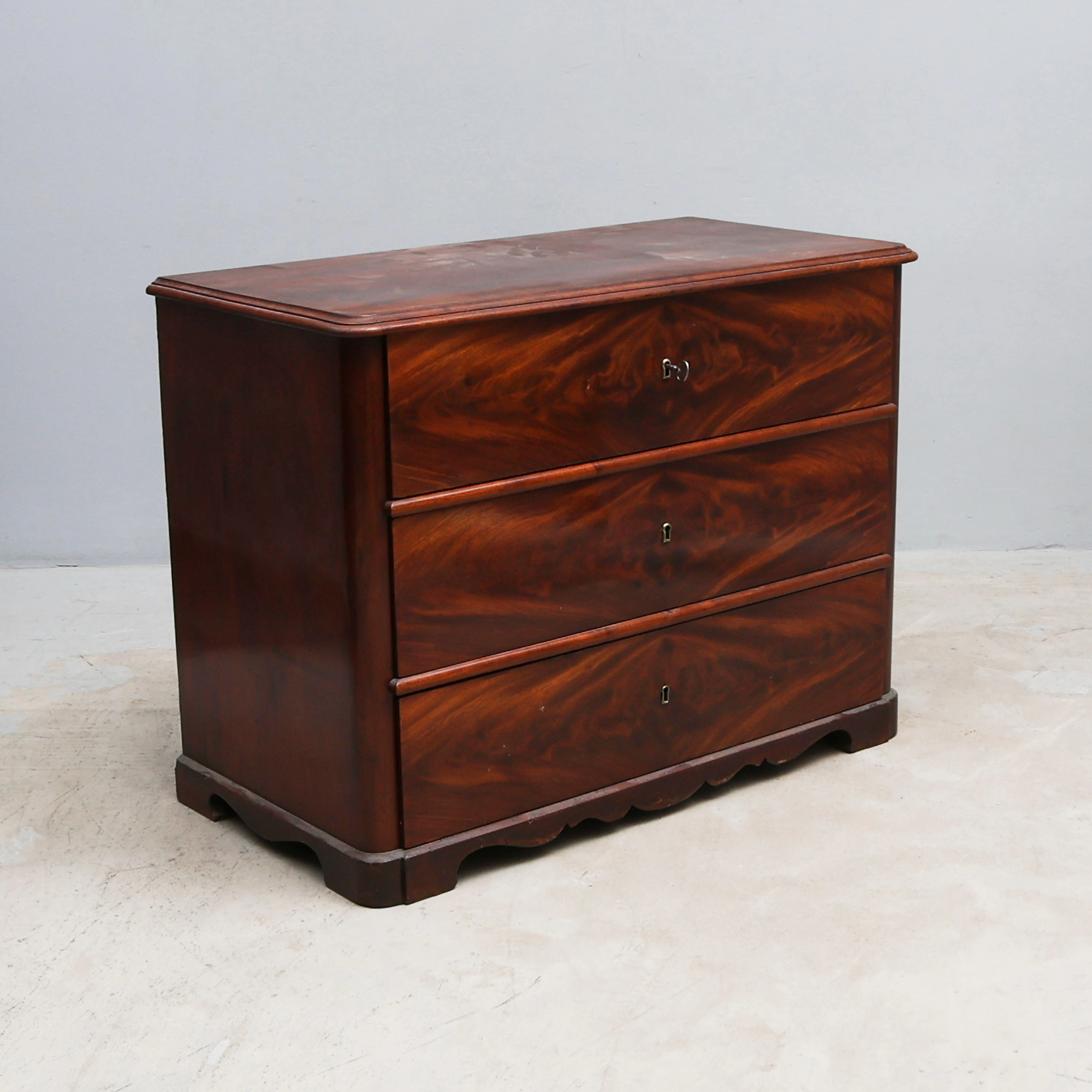 BYRÅ, Mahogny, 3-lådig, 1800-tal.
