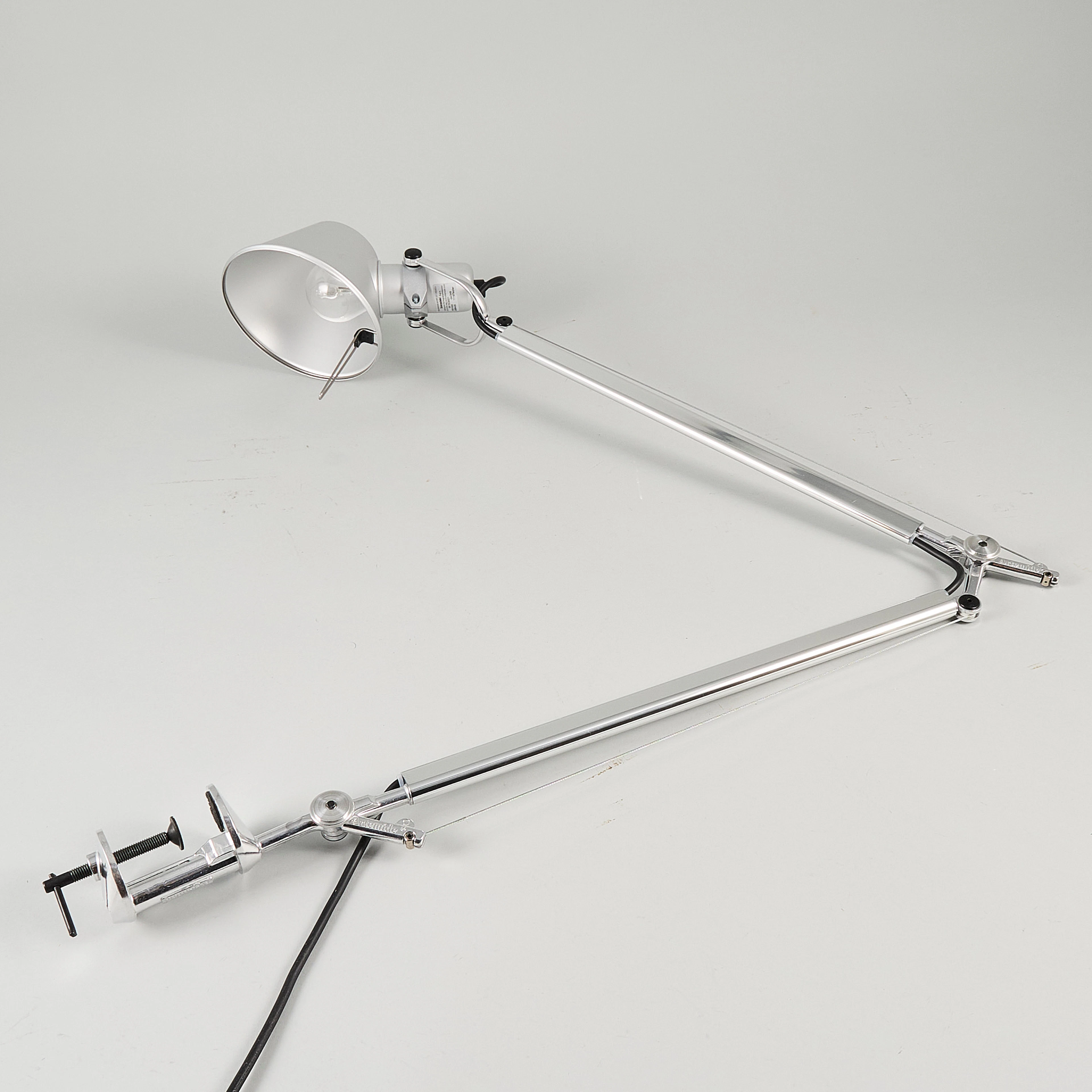 M. DE LUCCHI & G. FASSINA. Skrivbordslampa för Artemide, med bordsfäste