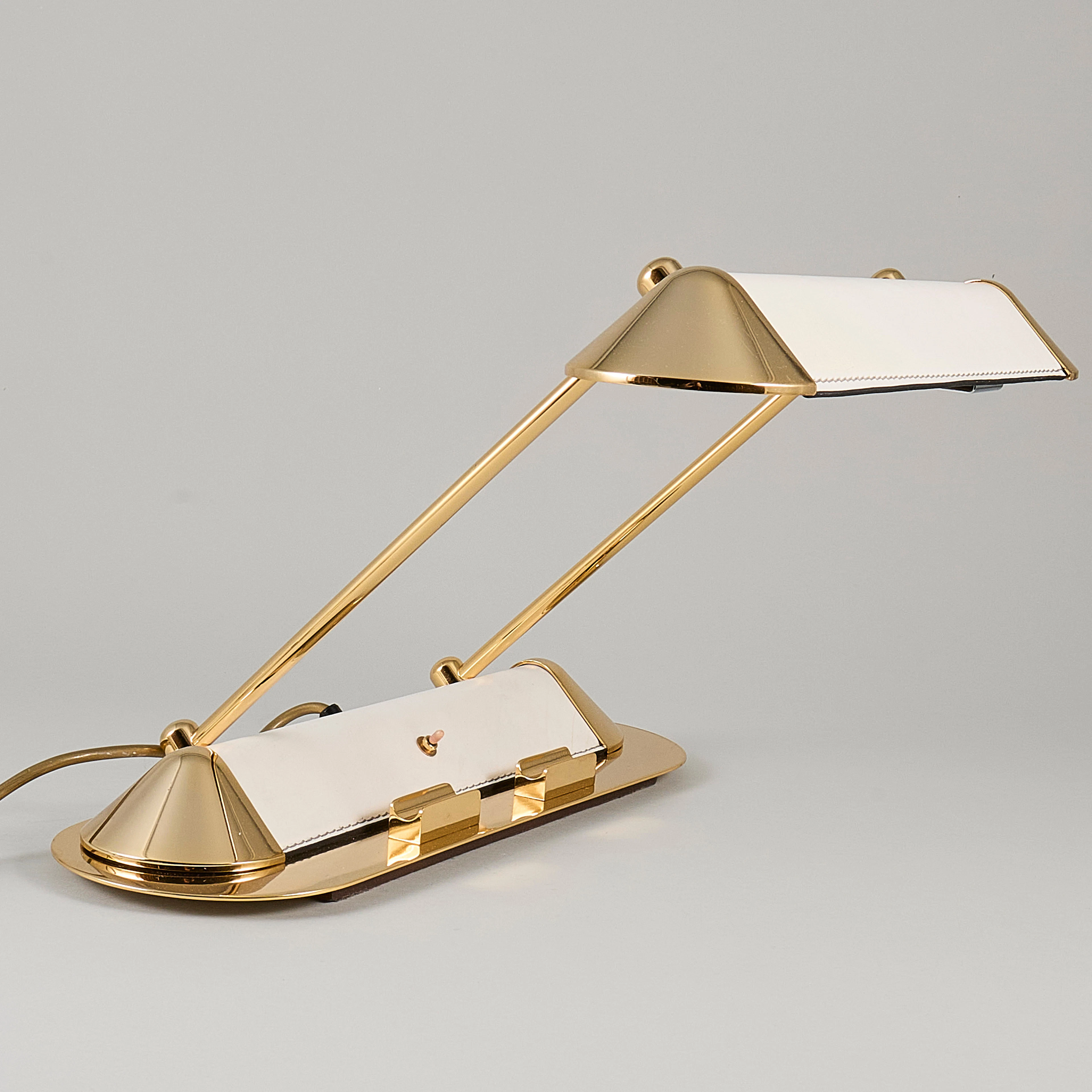 BORDSLAMPA, 1980-tal, mässing med vitt skinn.