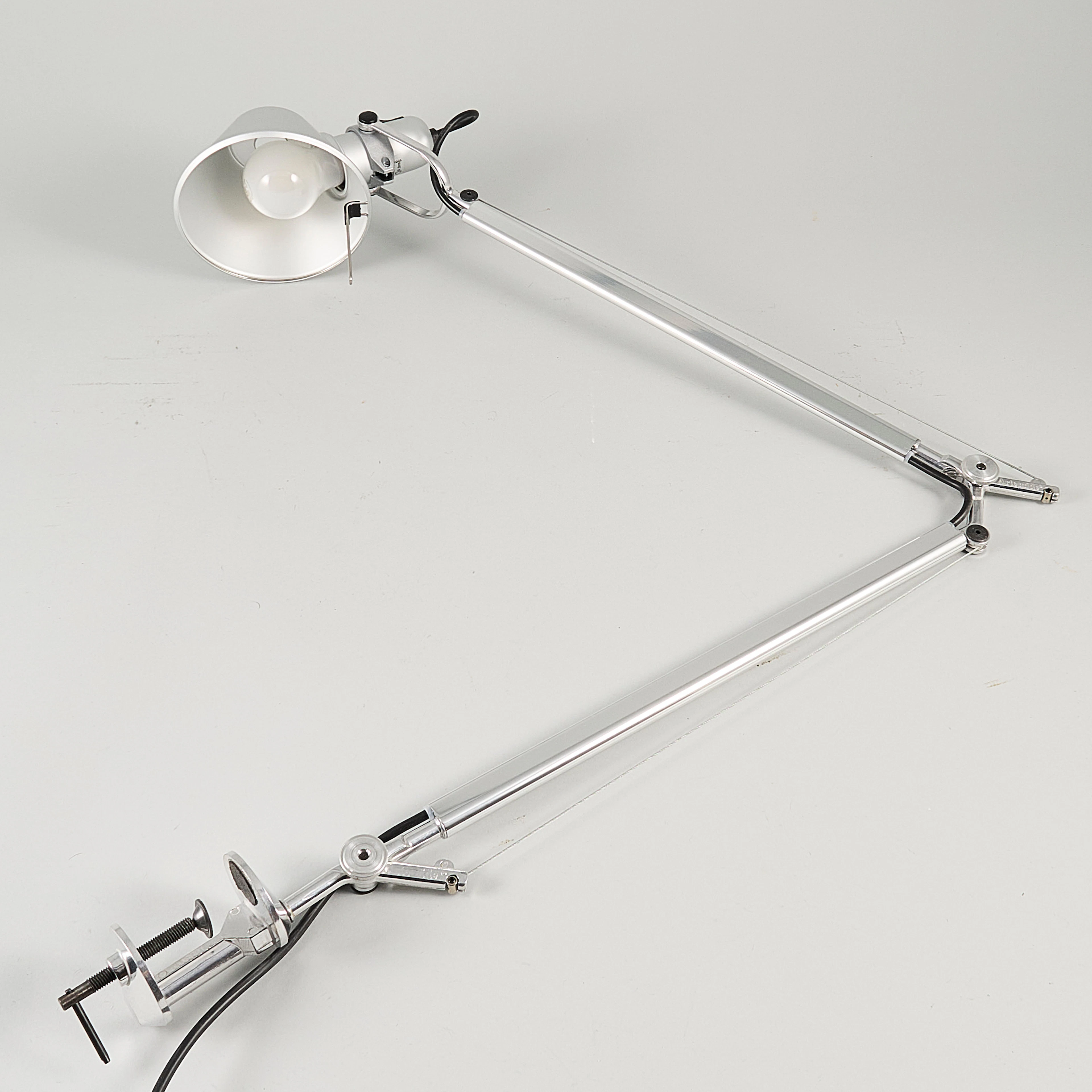 M. DE LUCCHI & G. FASSINA. Skrivbordslampa för Artemide, med bordsfäste