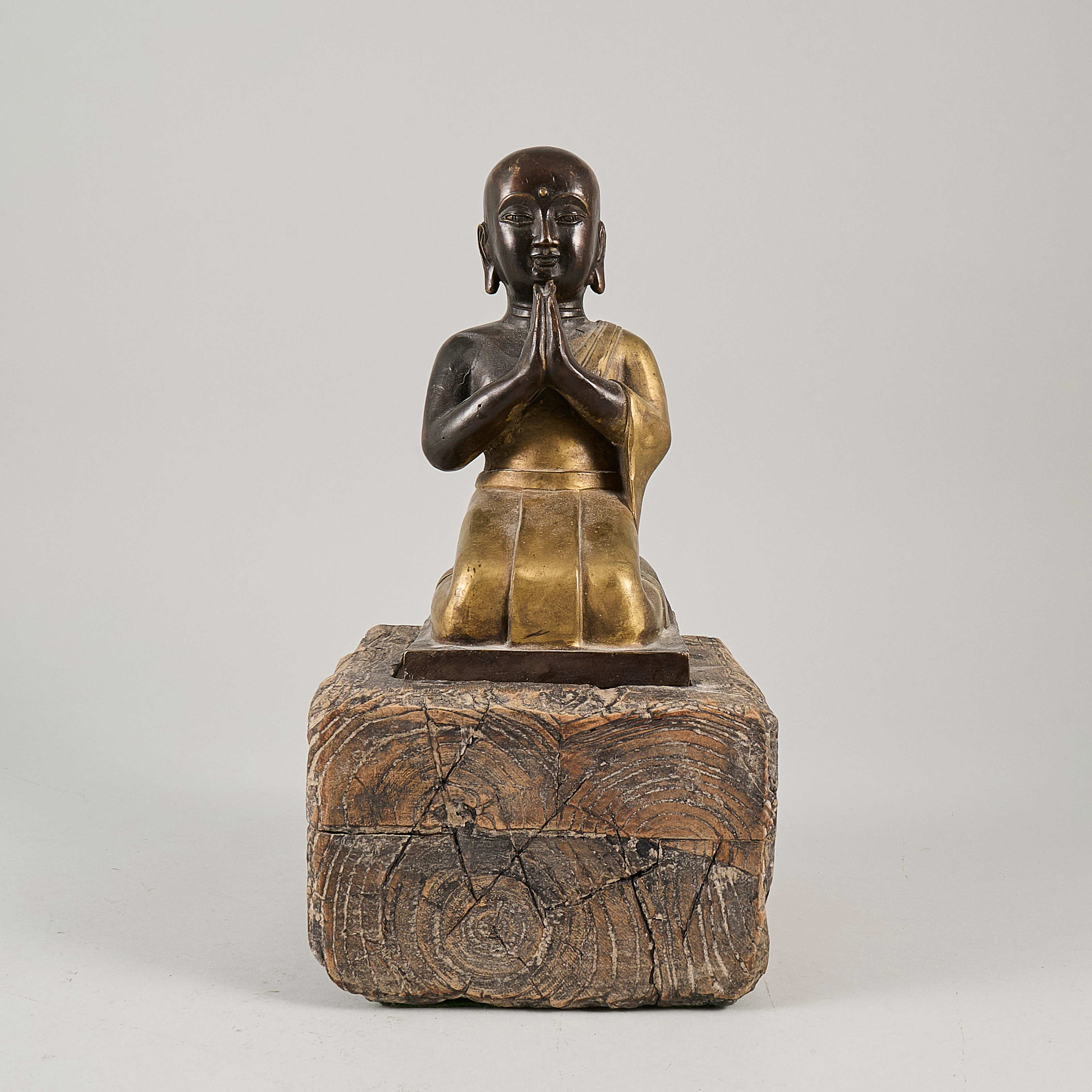 Skulptur, Buddha på träsockel.