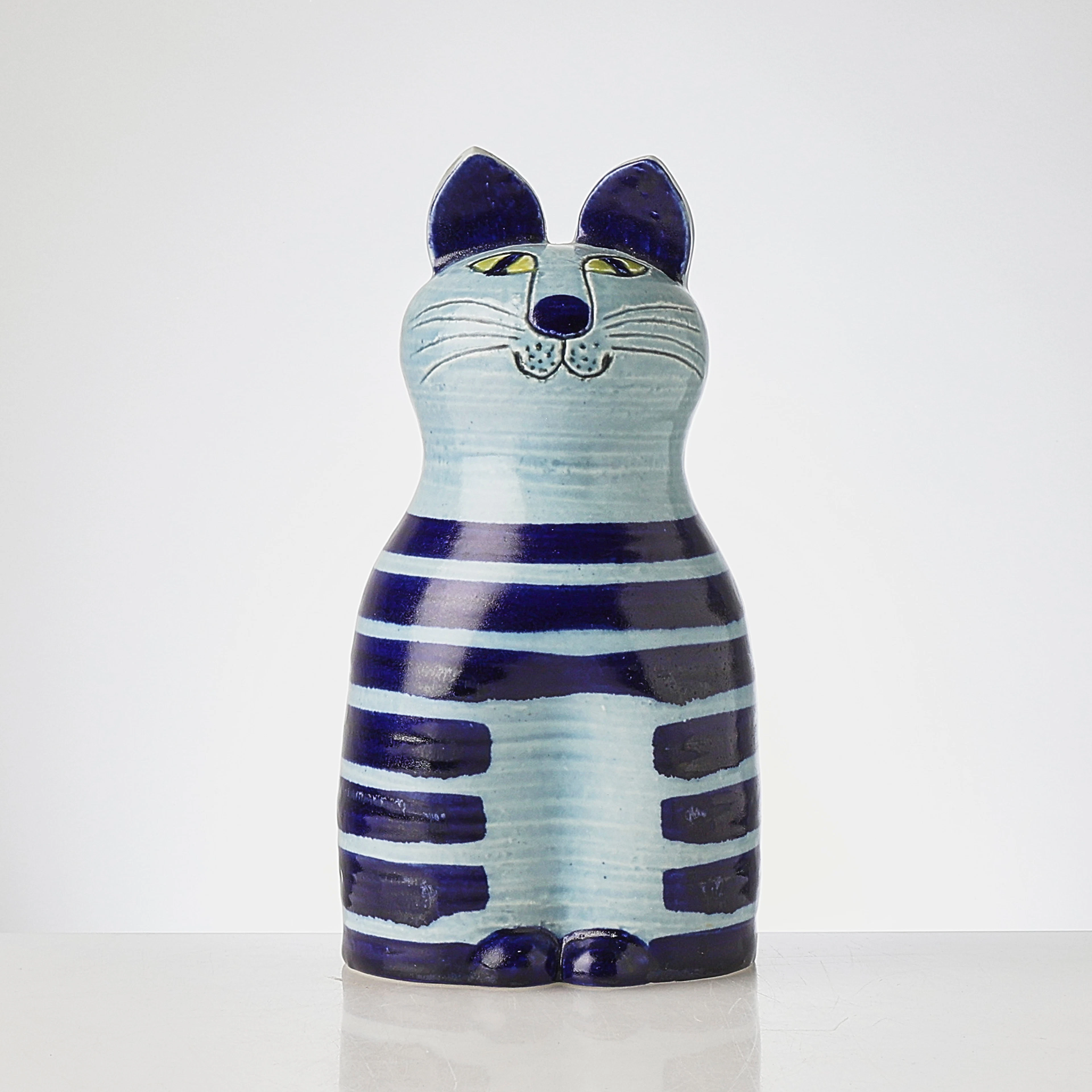 LISA LARSON. Skulptur, Katten Trull, ur serien "Tripp, Trapp, Trull"