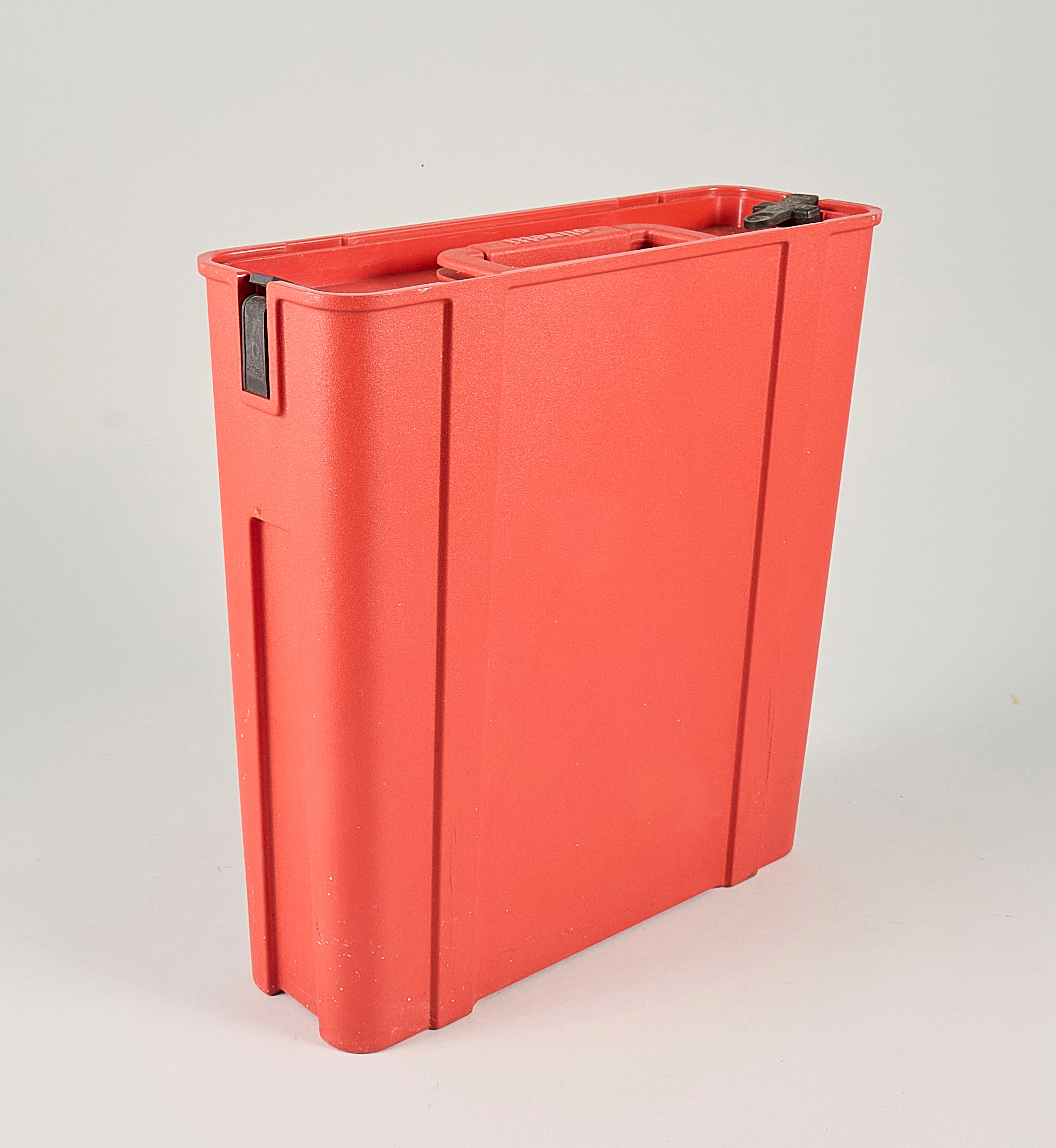 Skrivmaskin, Olivetti. "Valentine", formgiven av Ettore Sottsass och