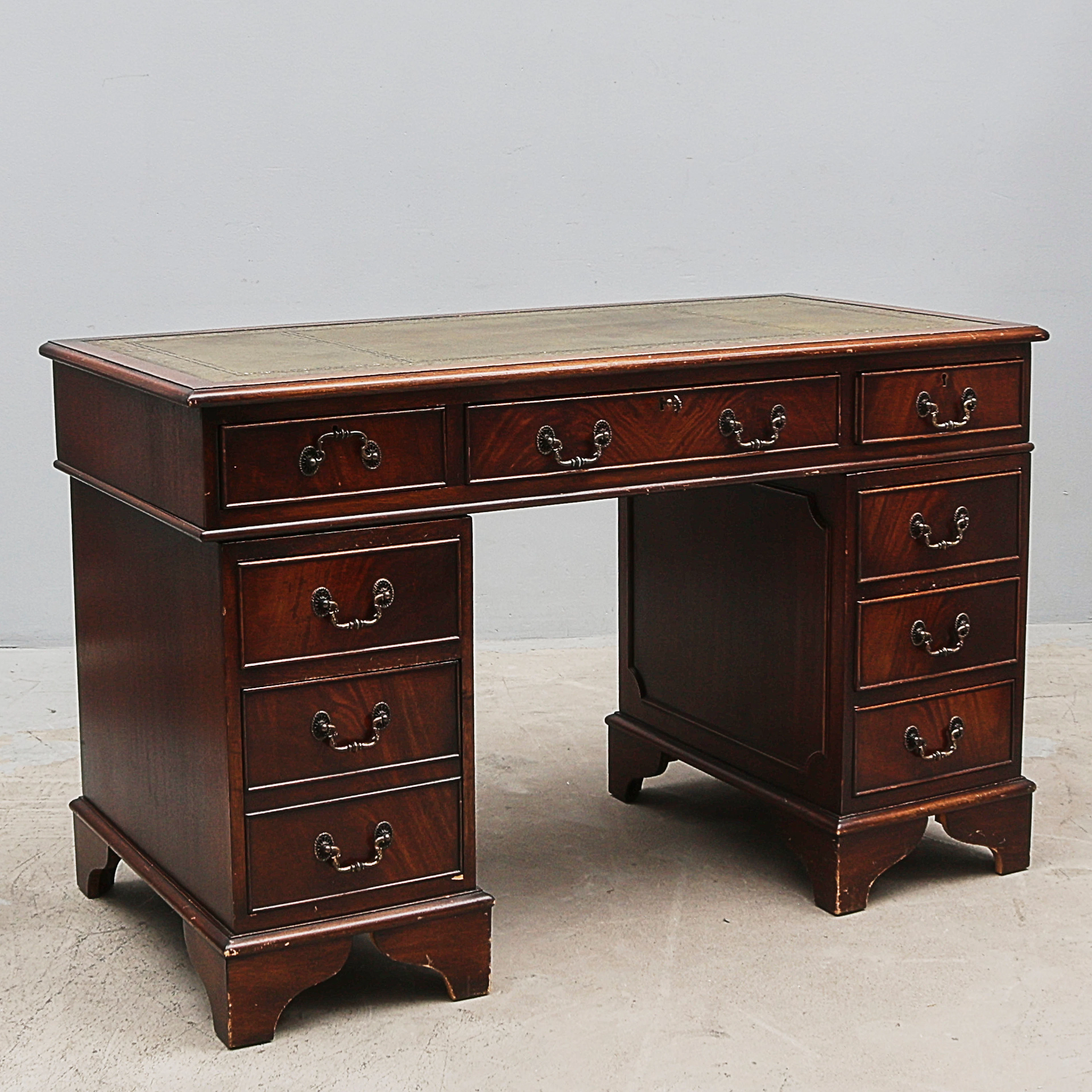 SKRIVBORD, England, läderskiva, mahogny.