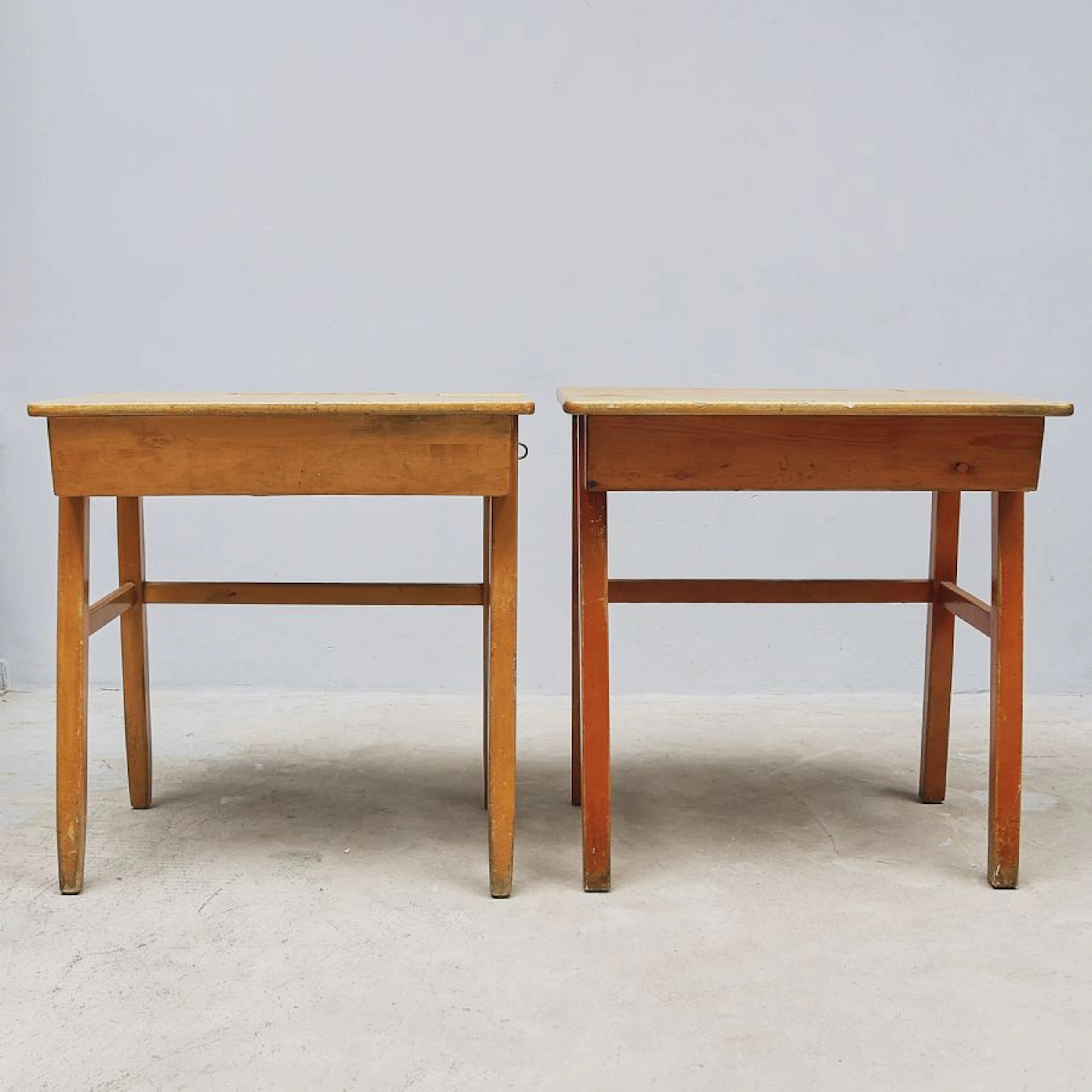 Skolbänkar, 2 st. Längd: 70 cm. Djup: 50 cm