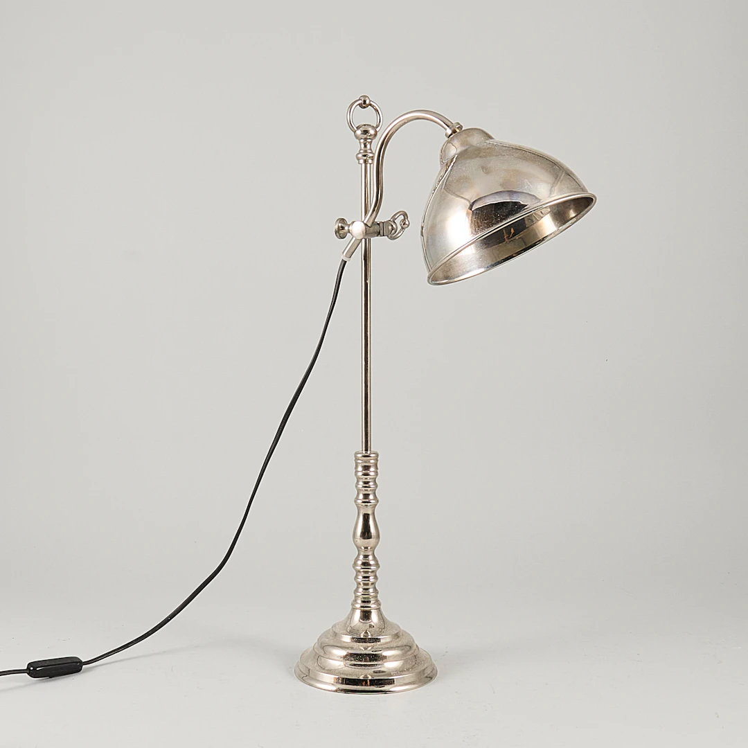 Bordslampa, Nutida, vitmetall.