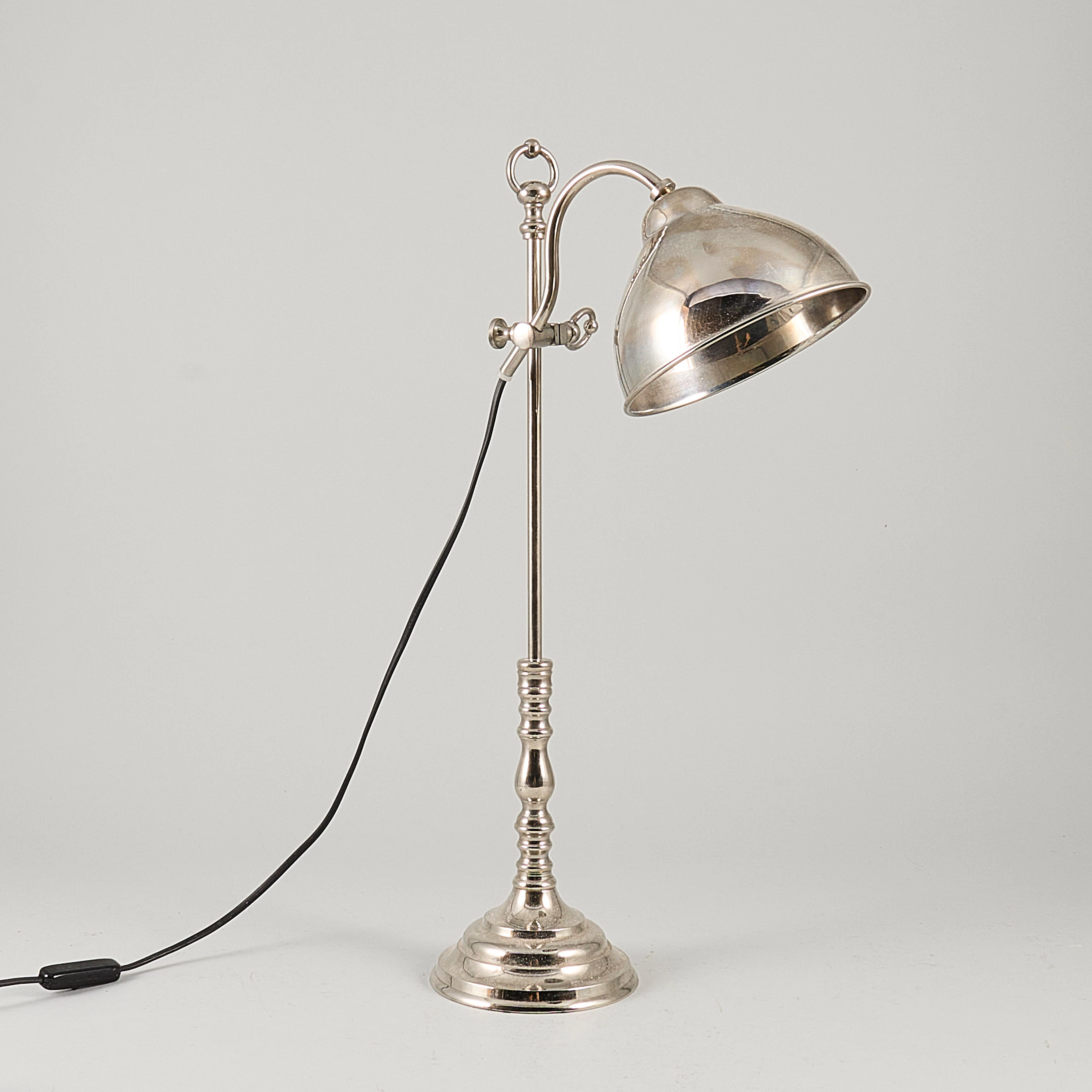 Bordslampa, Nutida, vitmetall.