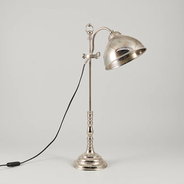 BORDSLAMPA, Nutida, vitmetall.