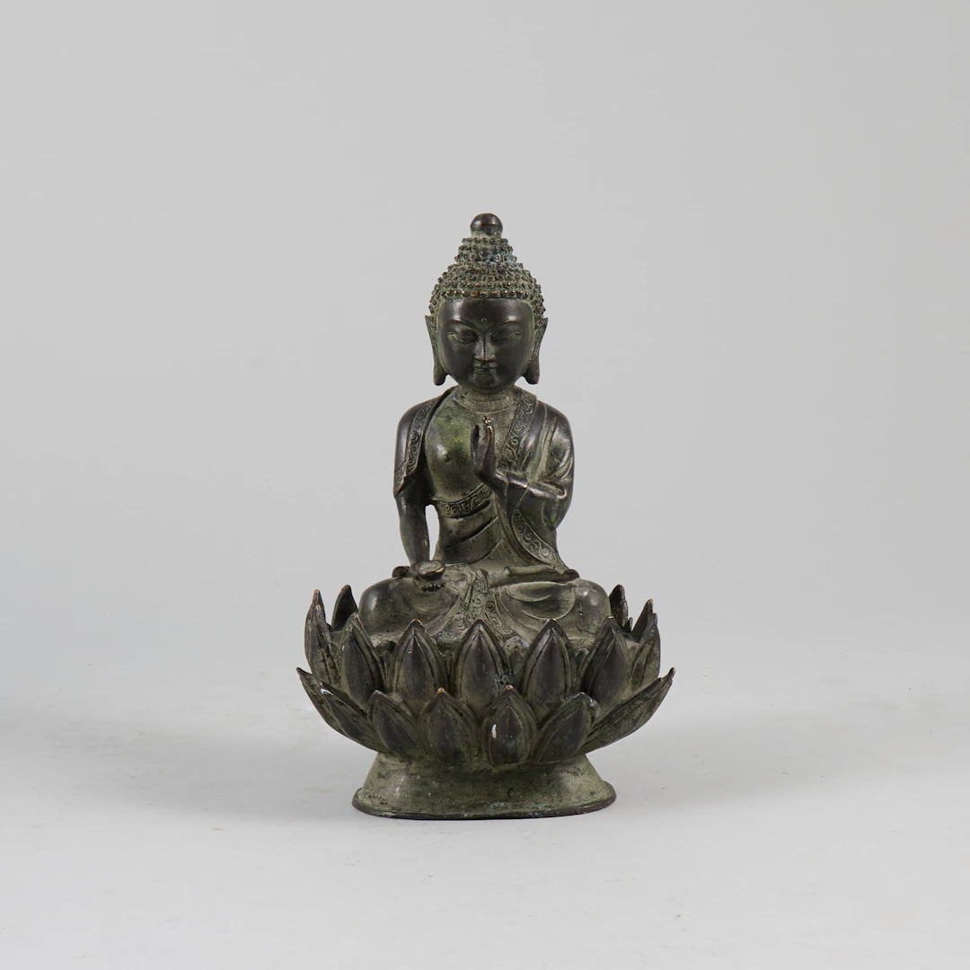 SKULPTUR, Kina/Tibet, Buddha sittande på lotusblomma.