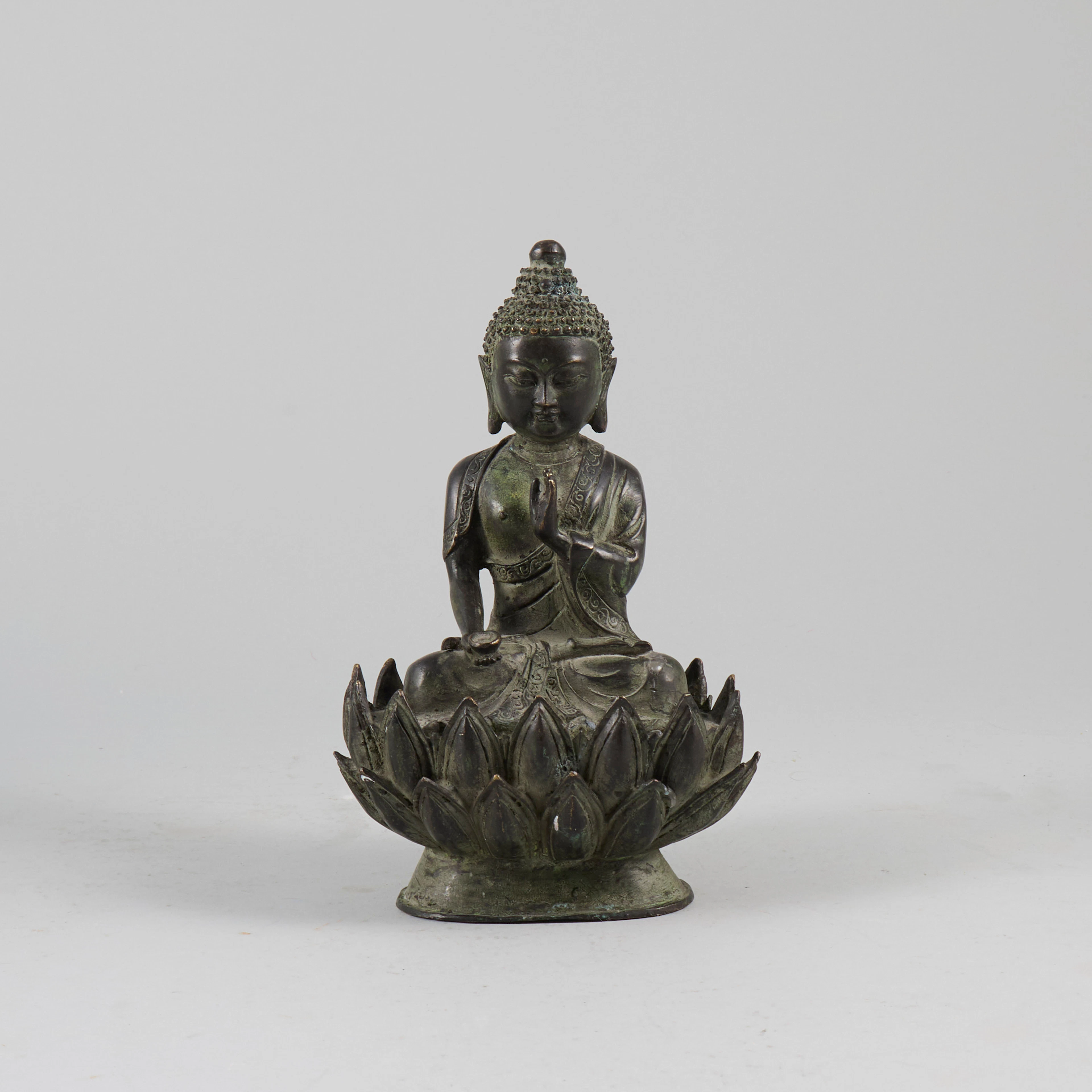 SKULPTUR, Kina/Tibet, Buddha sittande på lotusblomma.