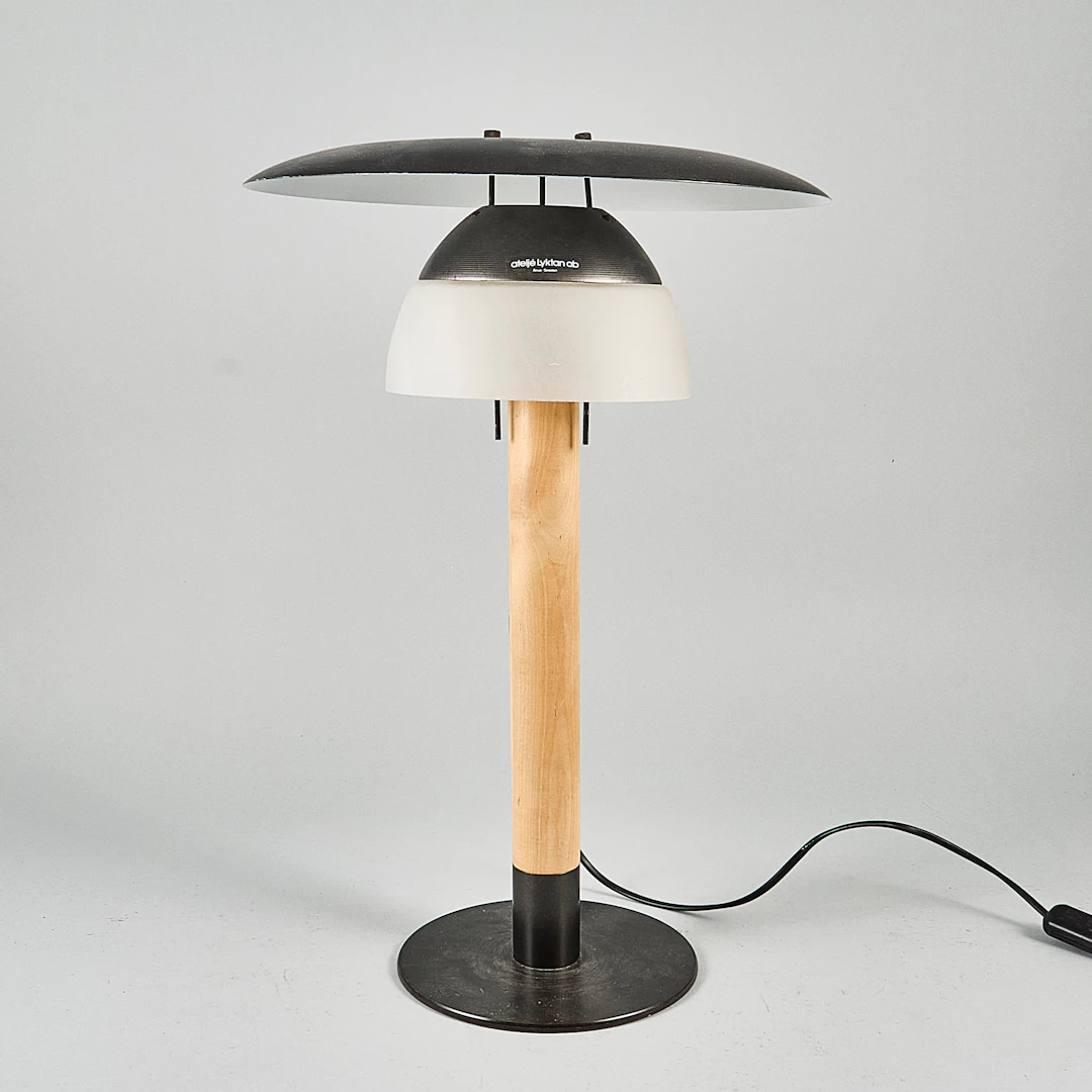 LARS BESSFELT. Bordslampa, plåt, björk, glas, "Birka", Atelje Lyktan