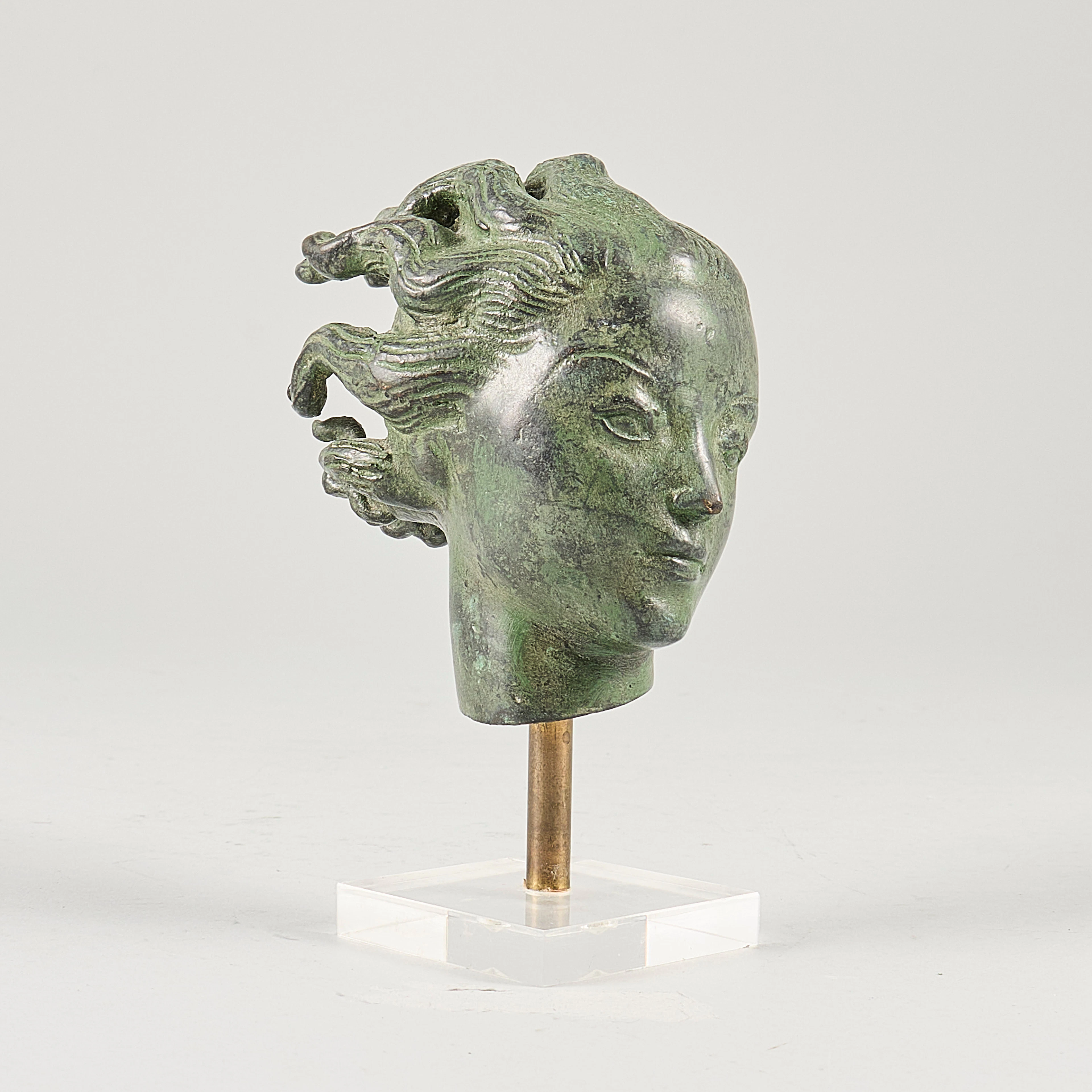 CARL MILLES. EFTER. Skulptur, "Änglahuvud". Skulptur i grönpatinerad