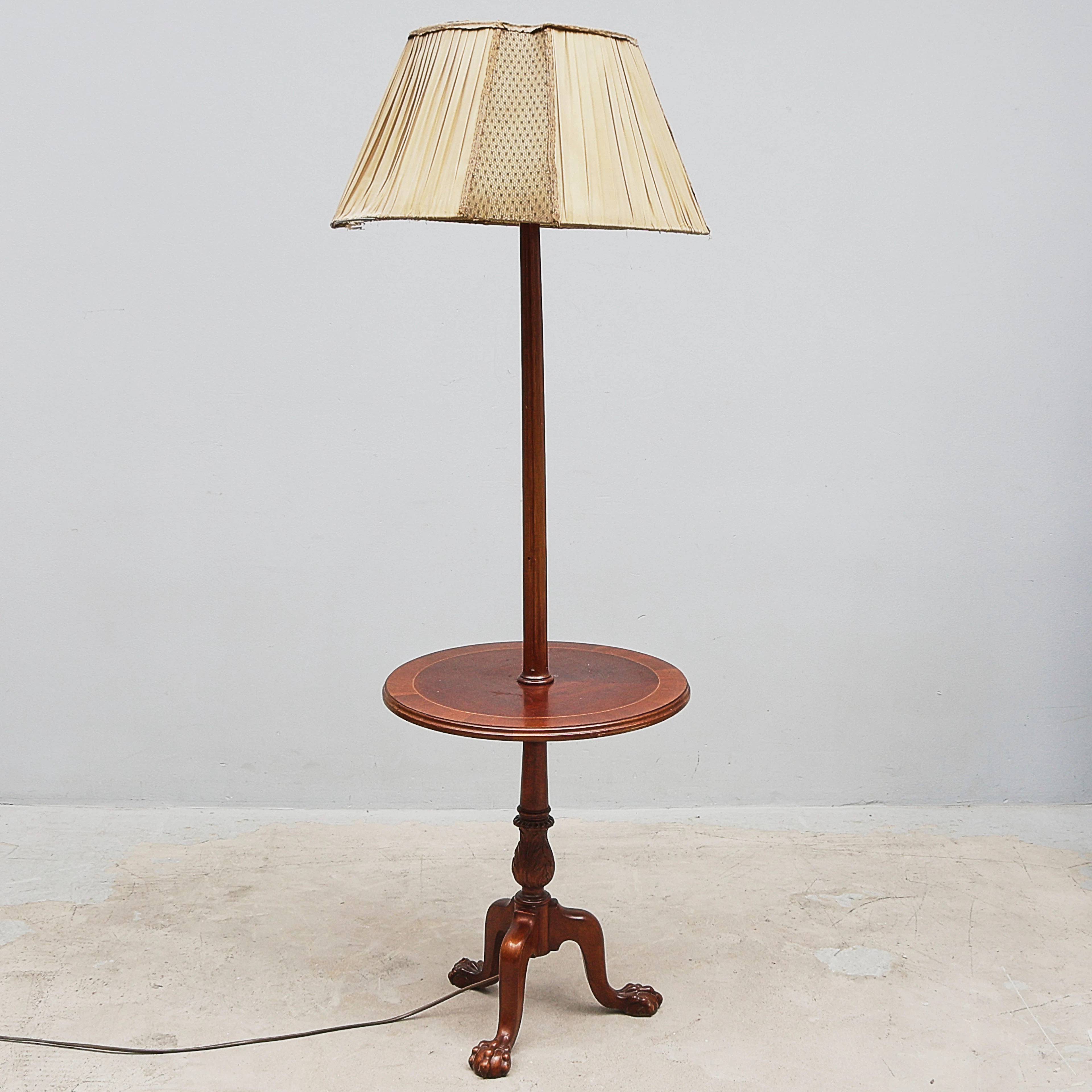 GOLVLAMPA, rokokostil, 1900-tal.