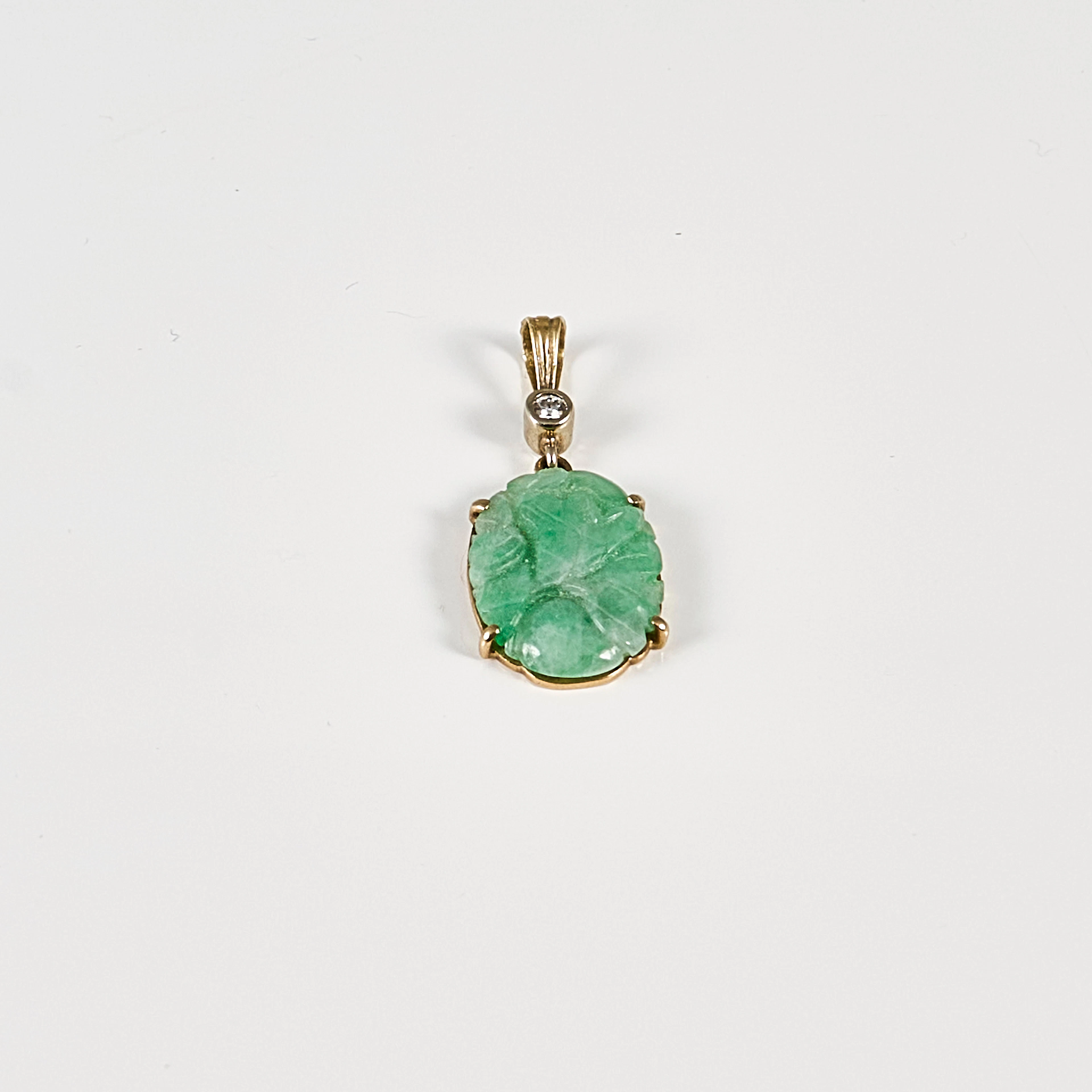Hänge, 18 k med Jade + Briljant, Vikt 3,98 gr brutto.