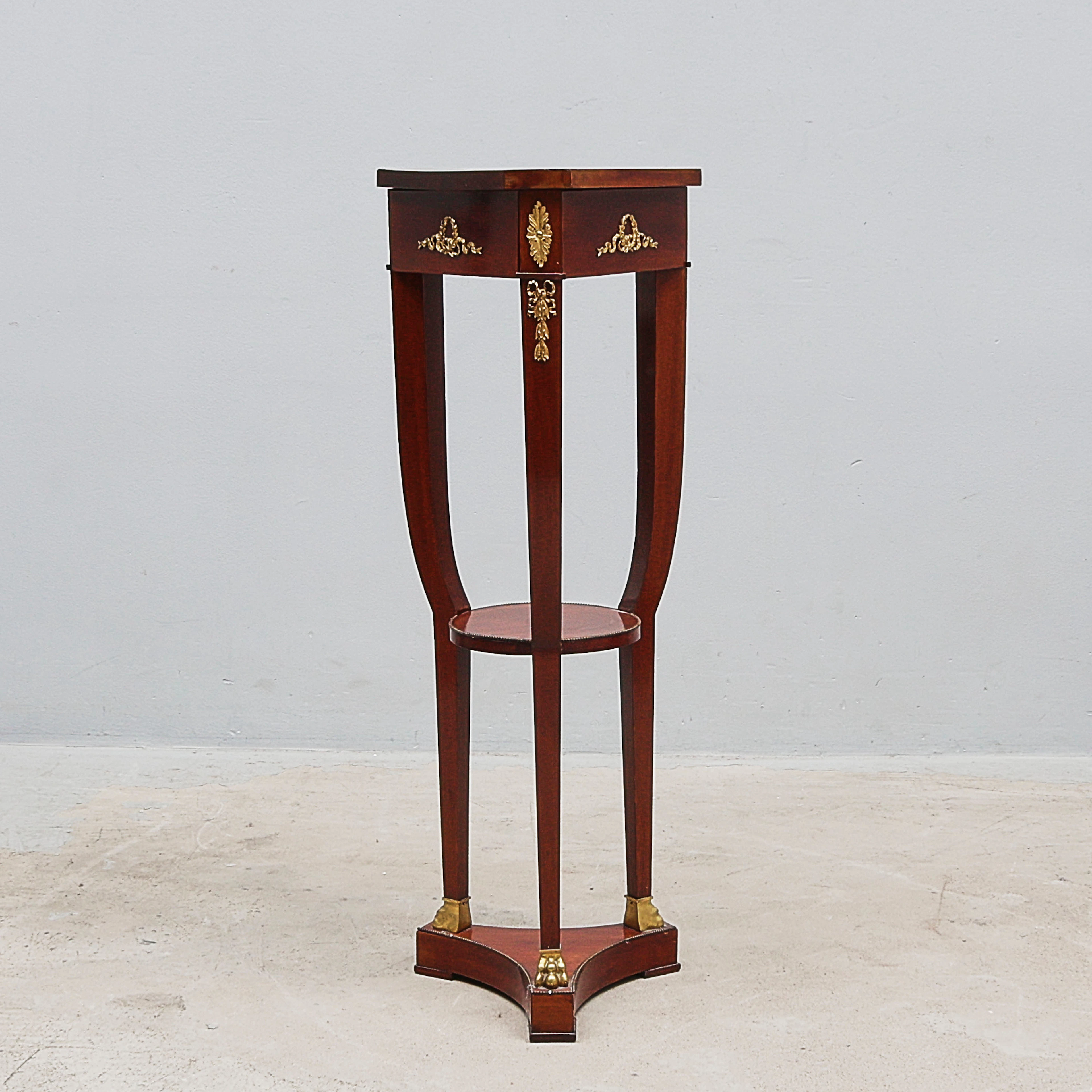 PIEDESTAL, mahogny.