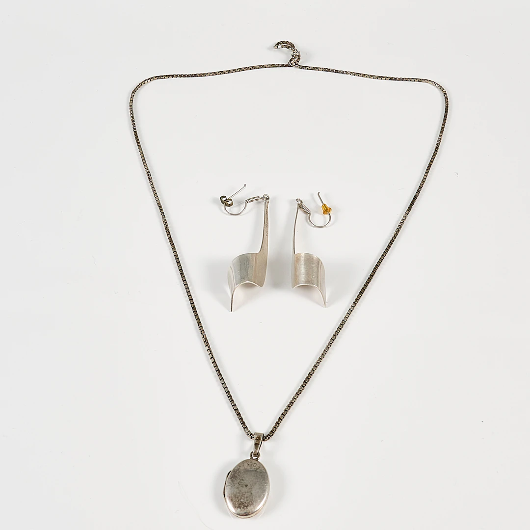 ÖRHÄNGEN + halskedja med berlock, silver.