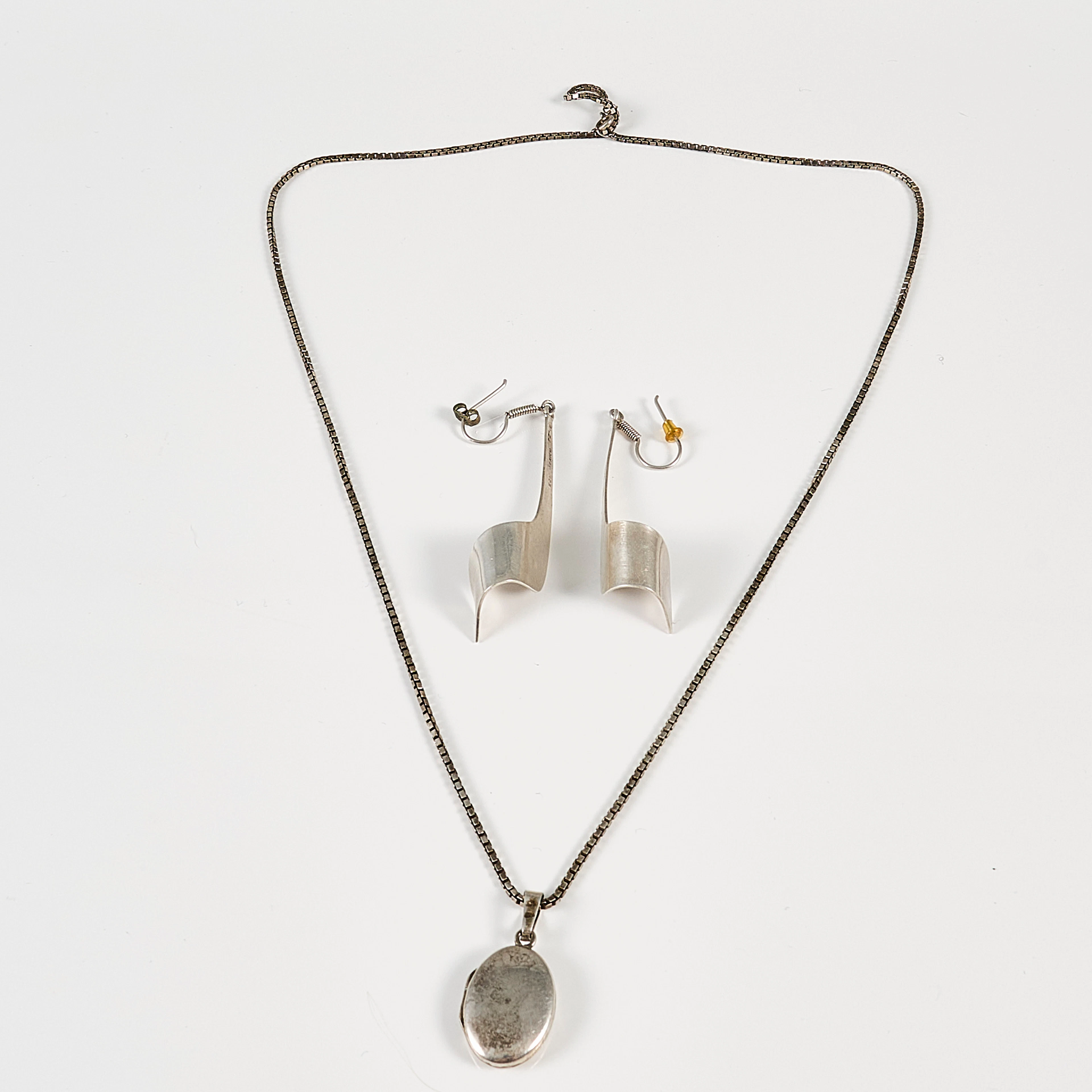 ÖRHÄNGEN + halskedja med berlock, silver.