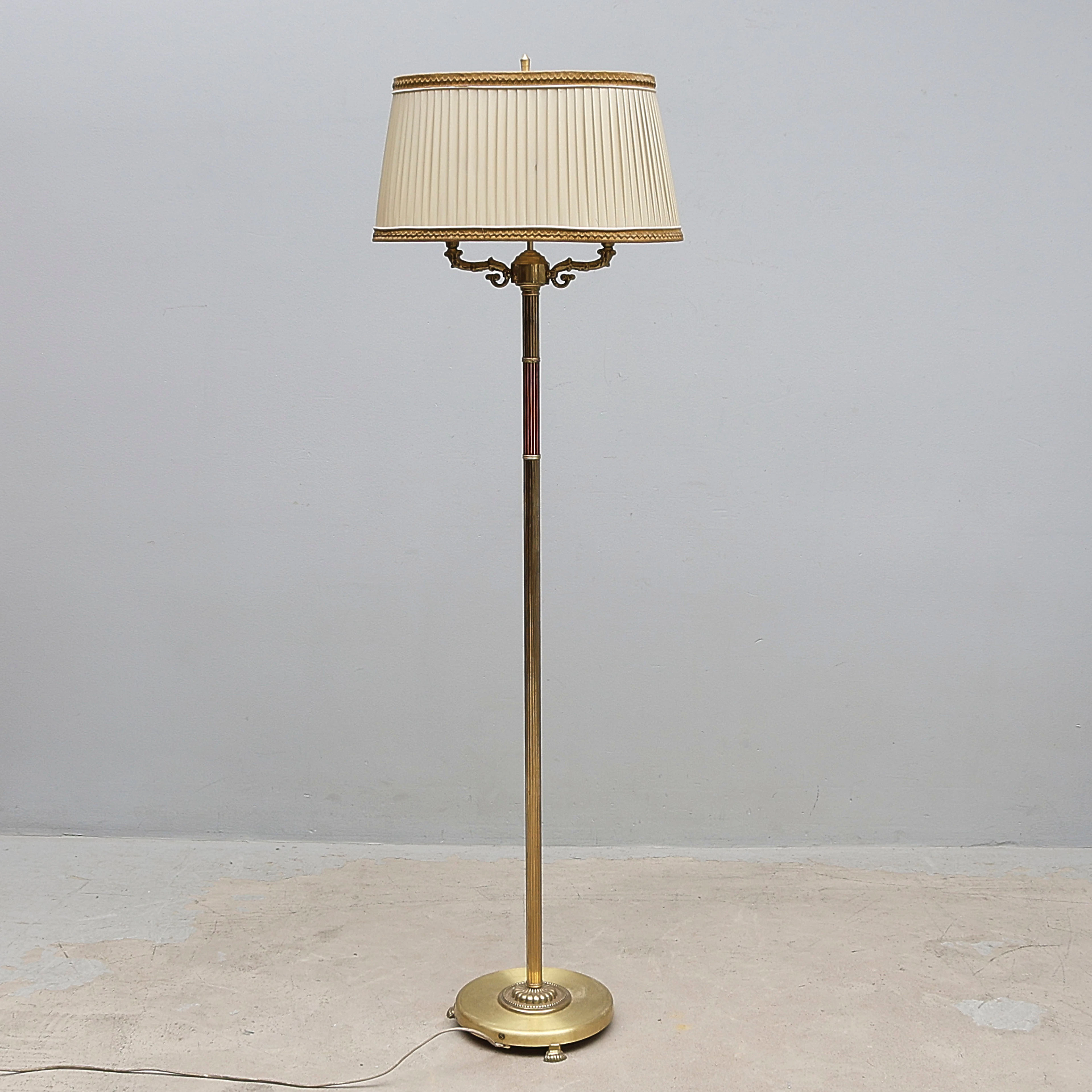 GOLVLAMPA, Mässing.