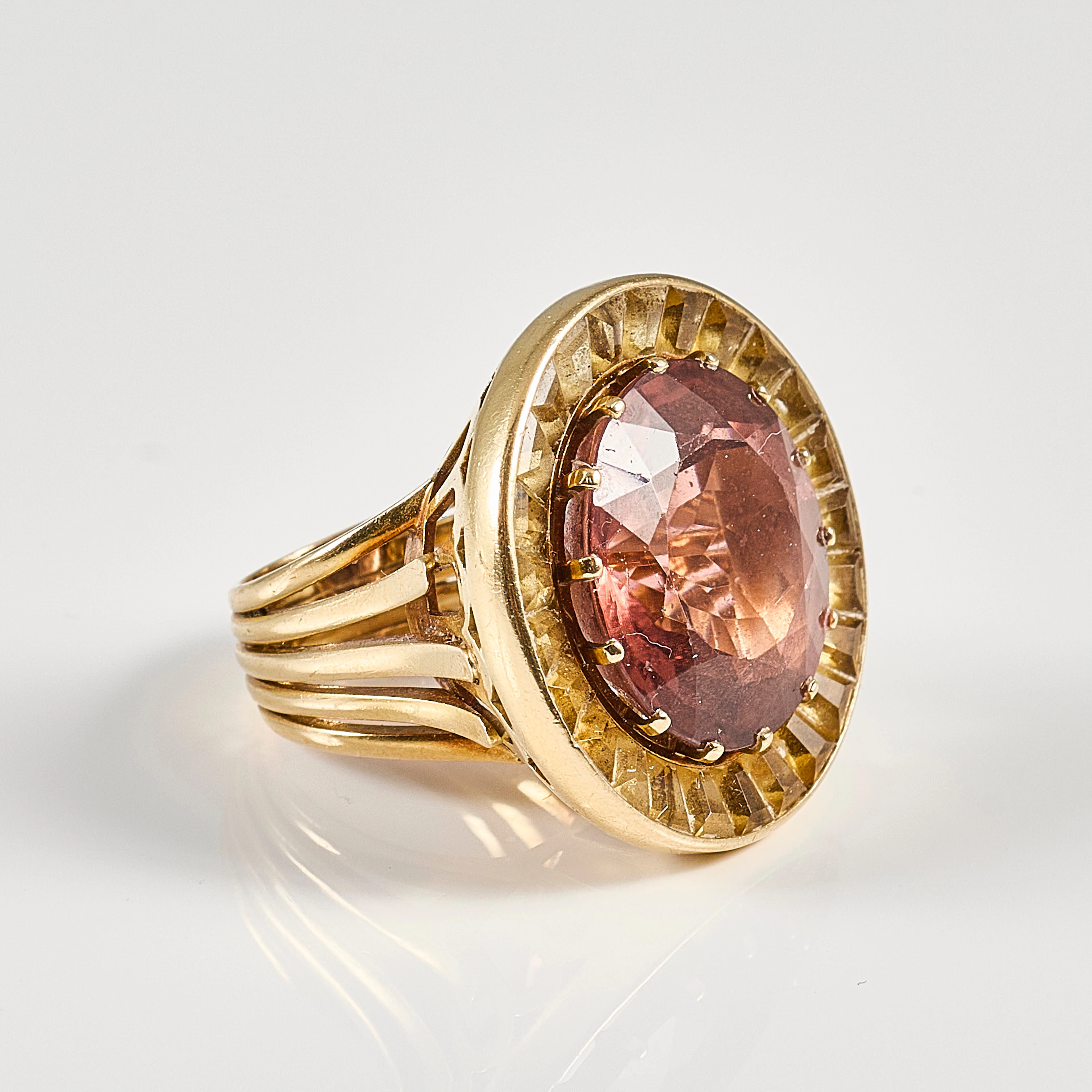 COCKTAILRING 18 K, 1900-talets mitt, med Citrin, vikt 23,2 gr brutto.