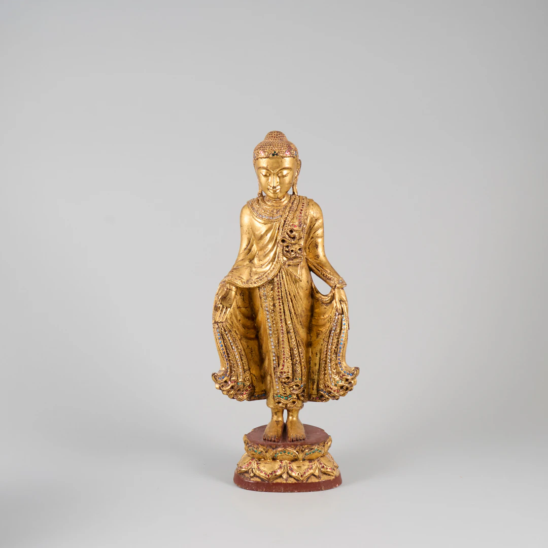 BUDDHA, på träsockel, Mandlay, Myanmar.