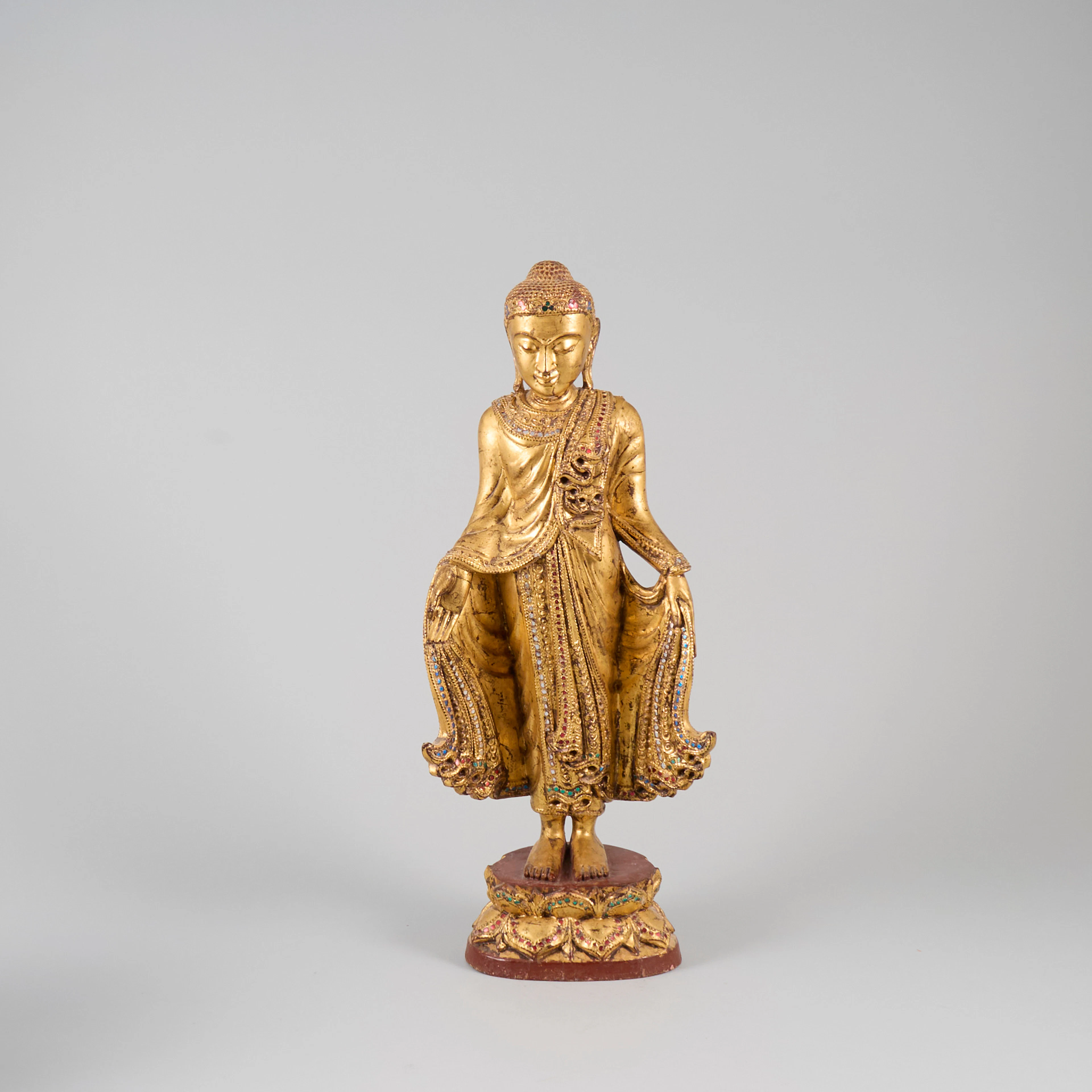 BUDDHA, på träsockel, Mandlay, Myanmar.