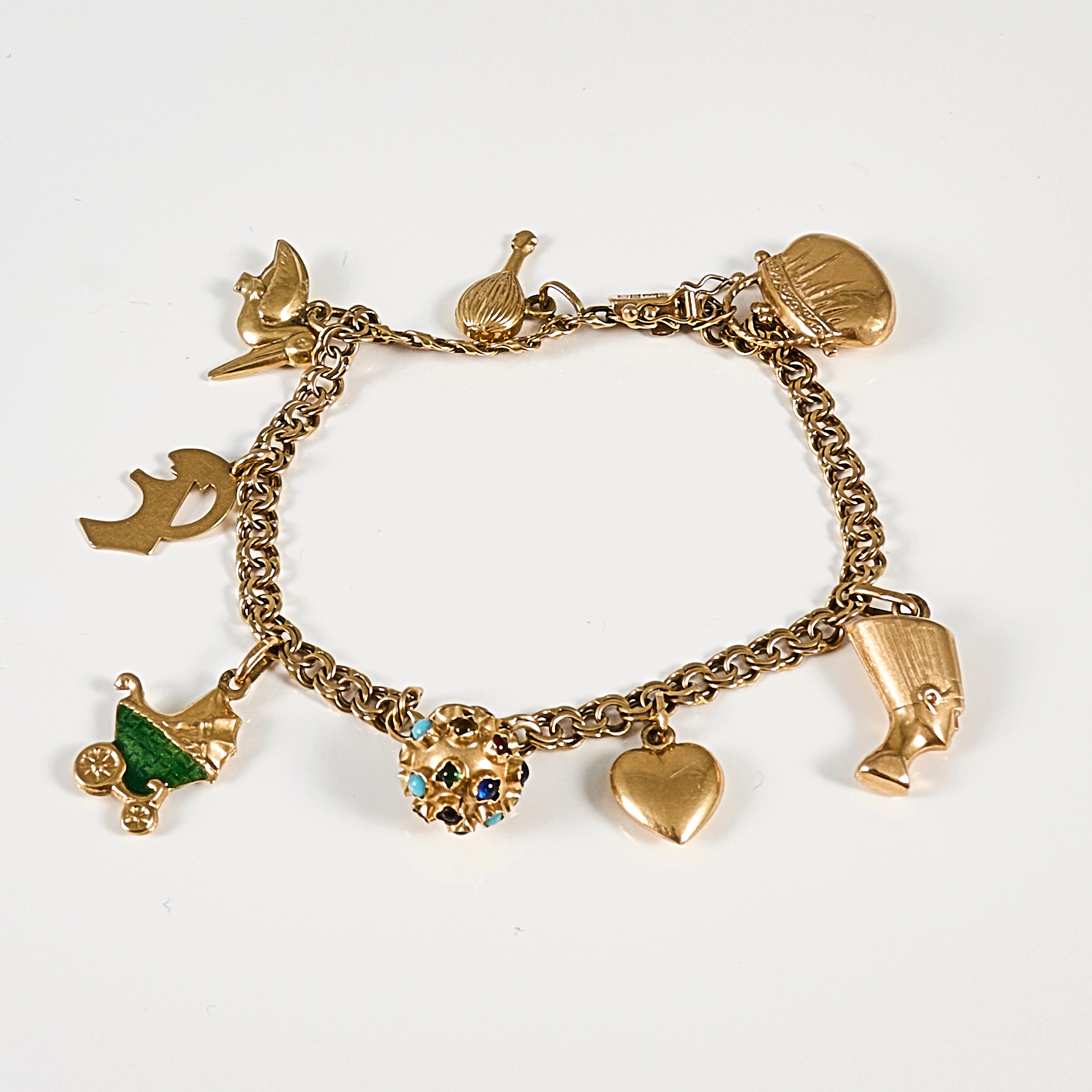 ARMBAND, 18K guld, Bismarck med berlocker, GSK 1965, vikt: 17,4 g.