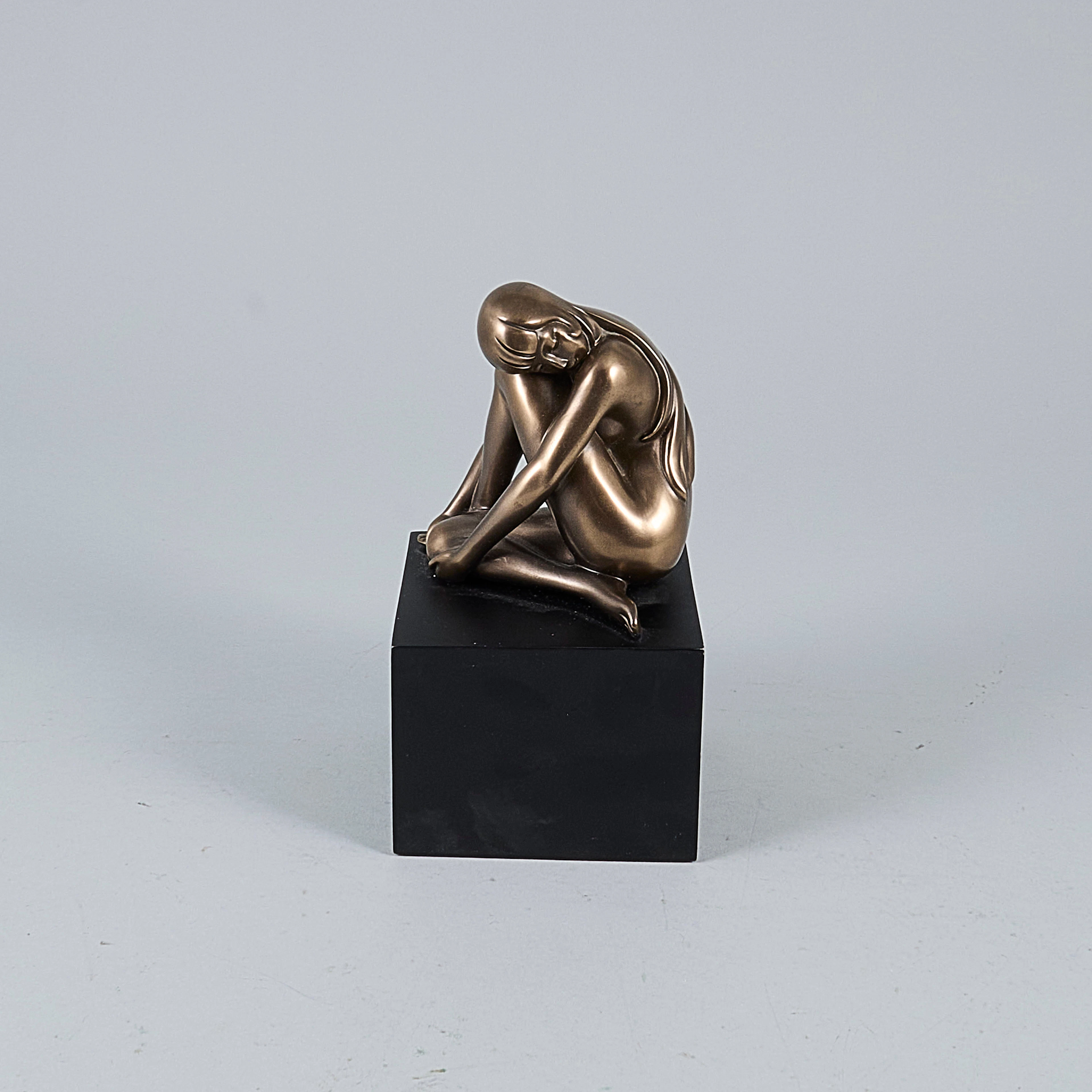 SKULPTUR, på träsockel, okänd konstnär, signerad, sittande kivinna.
