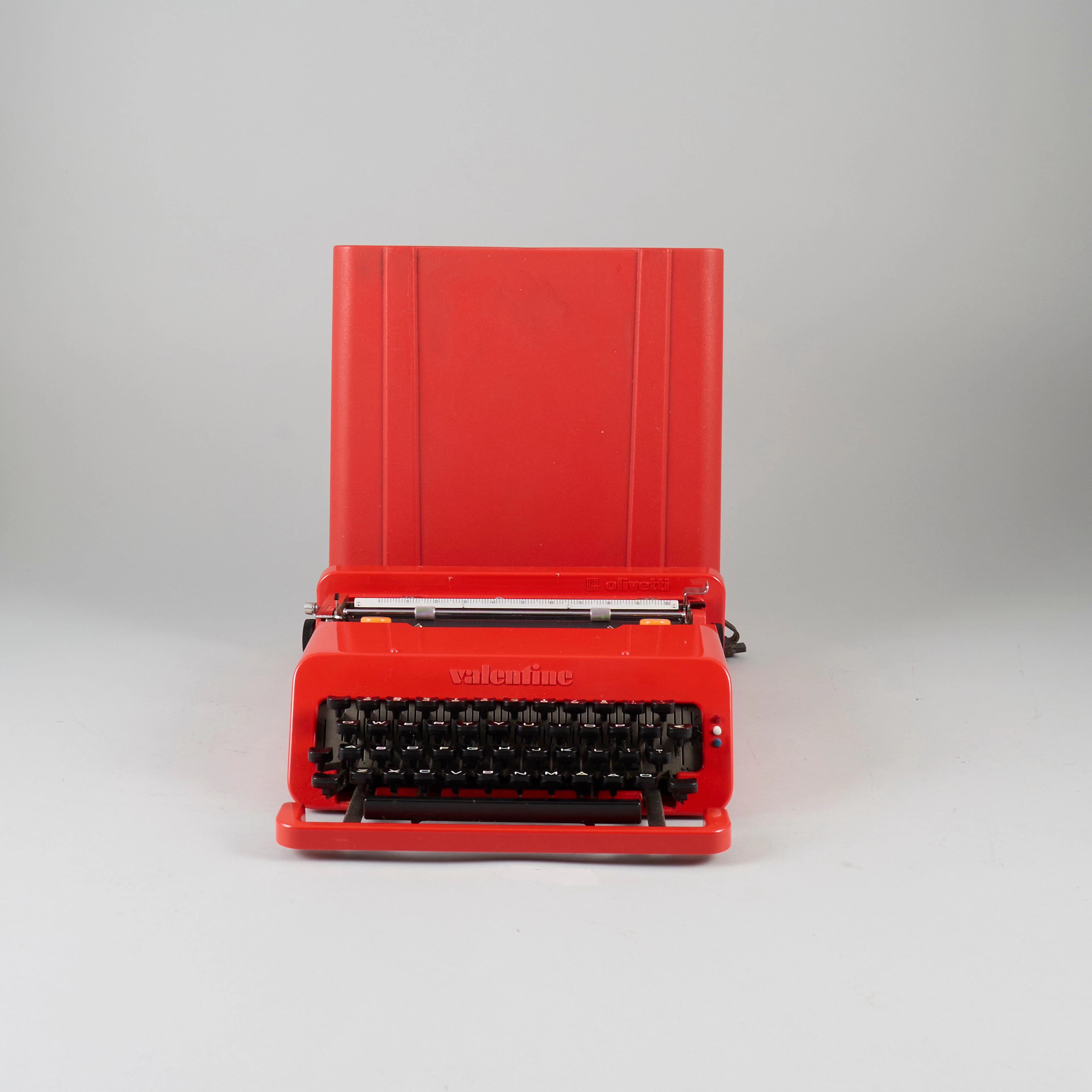 SKRIVMASKIN, Olivetti. "Valentine", formgiven av Ettore Sottsass och