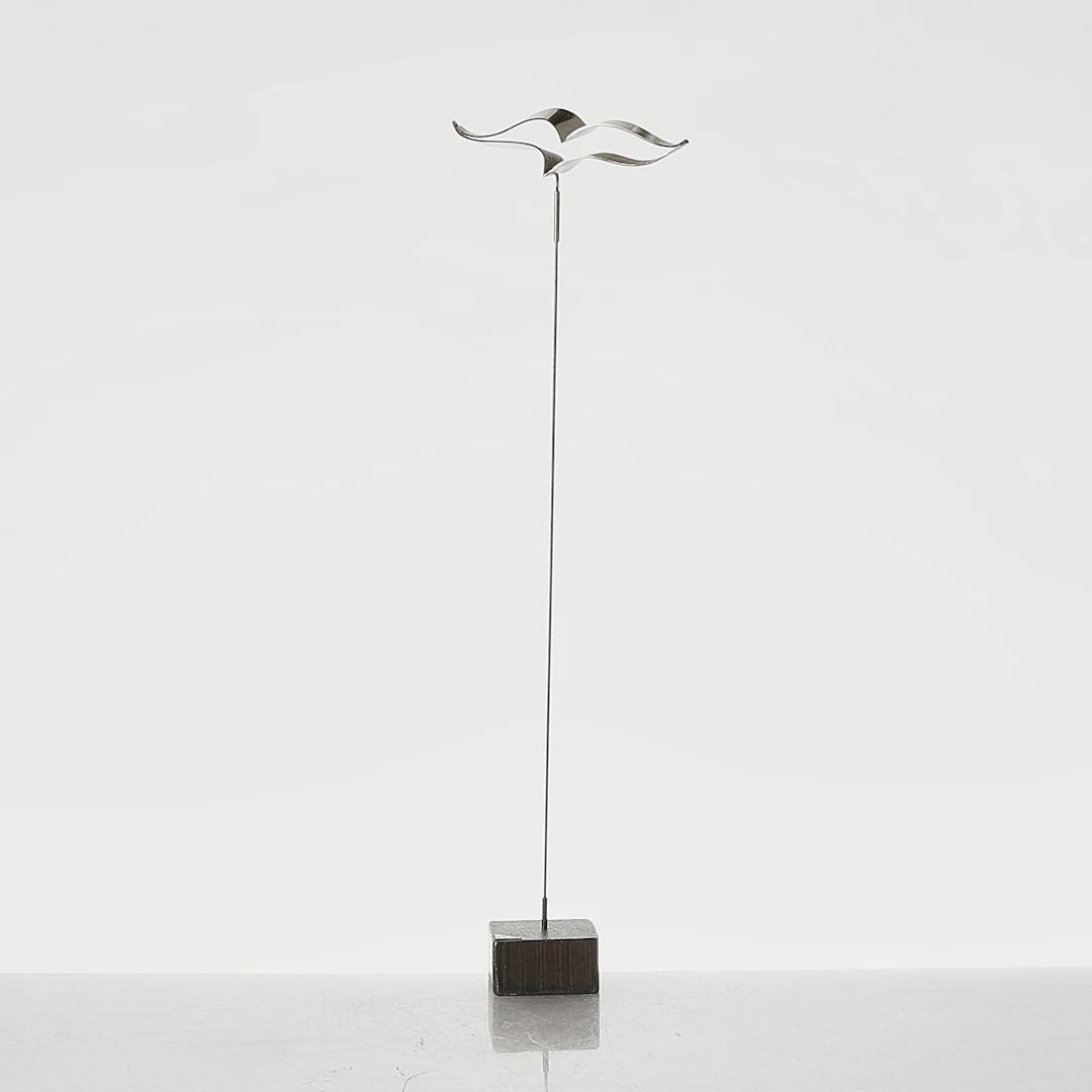 THERESIA HVORSLEV. Skulptur på ställning, silver och metall.