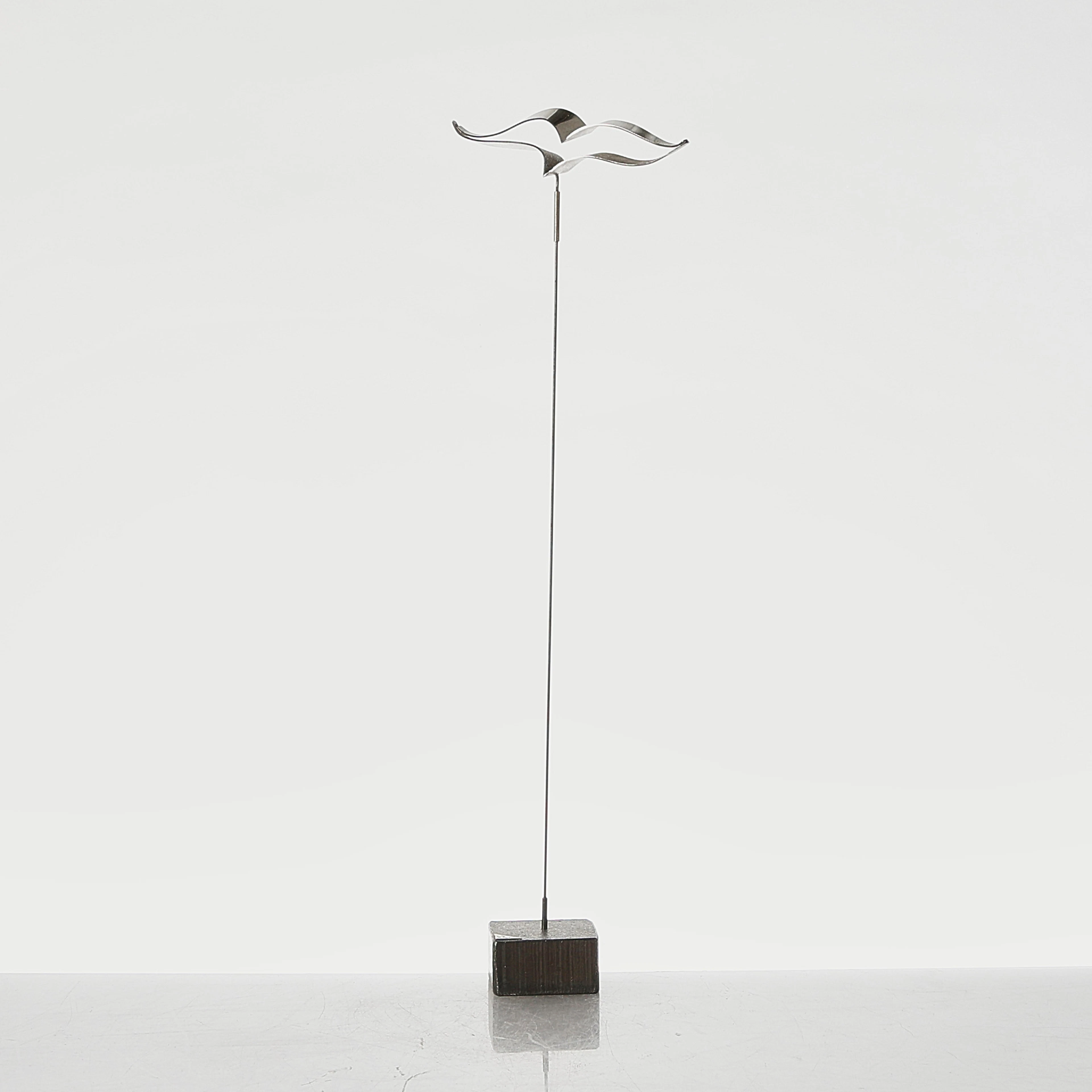 THERESIA HVORSLEV. Skulptur på ställning, silver och metall.