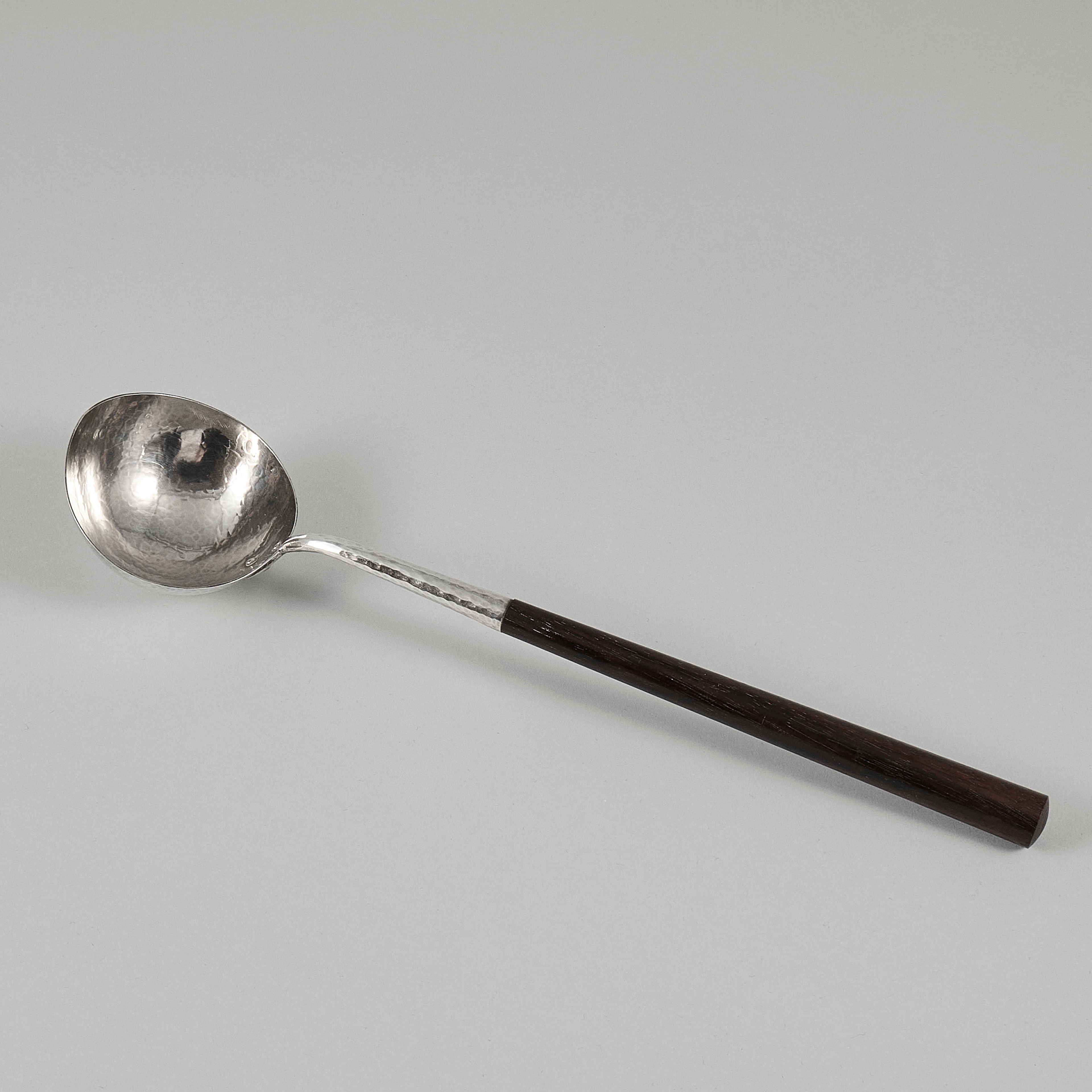 TAPIO WIRKKALA. Bålslev, Silver med träskaft.