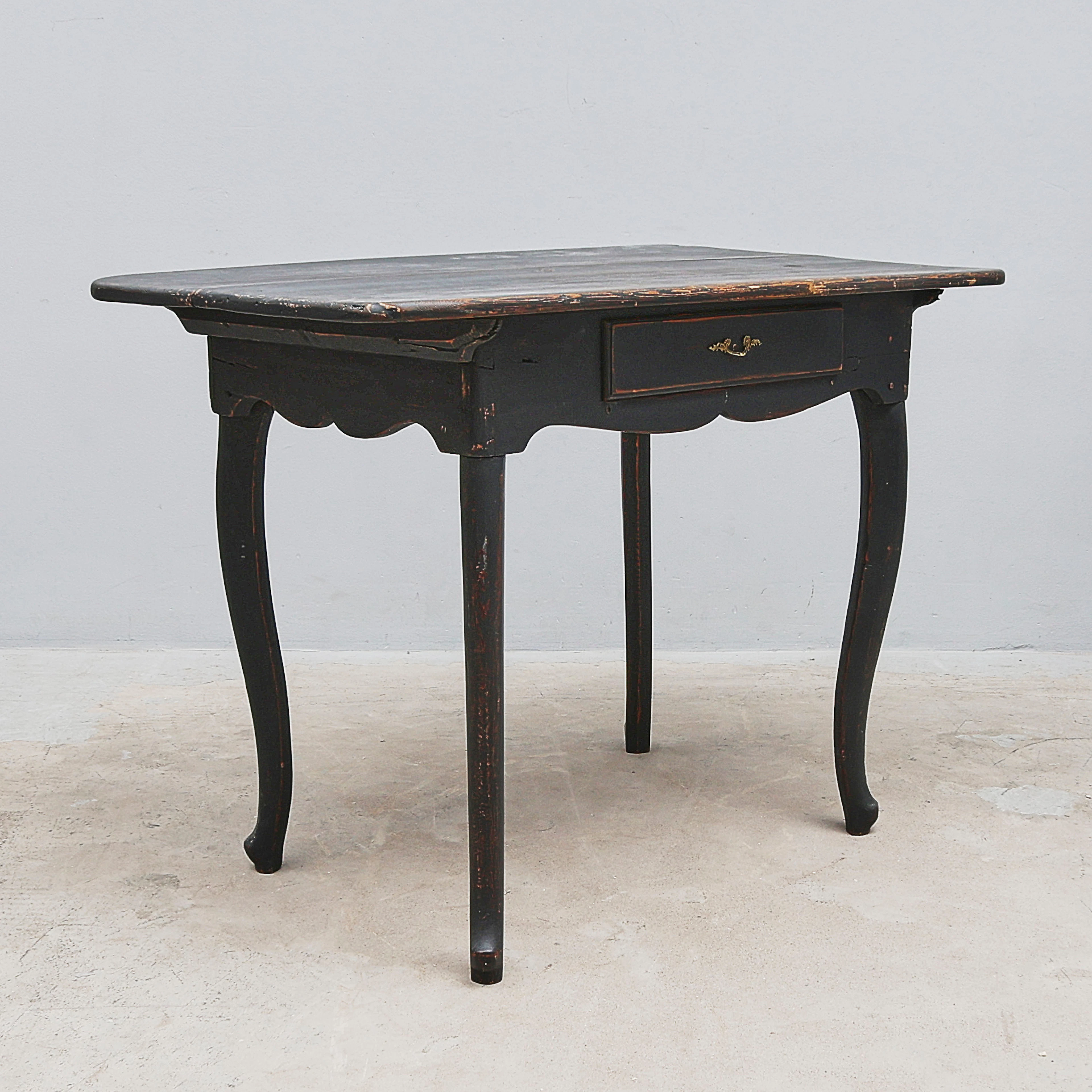Mössbord, 1700-tal, Kompletterat, Bemålat.