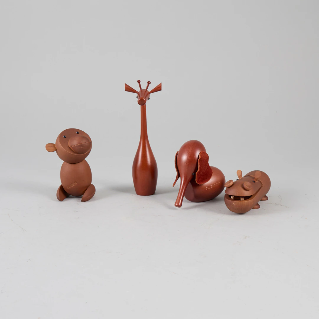 SKULPTURER, 4 st, teak, "Royal Pet", Senshukai, Japan.