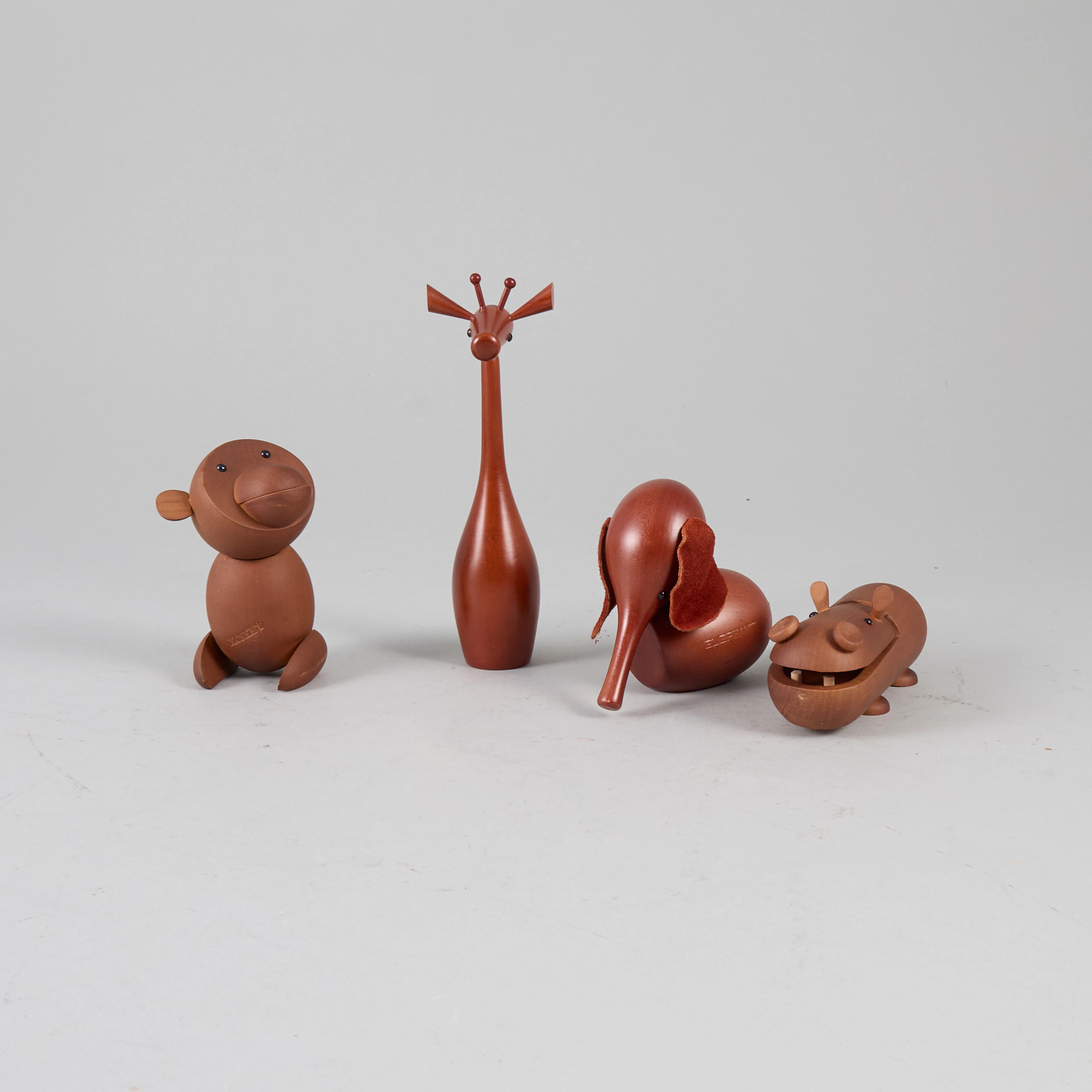 SKULPTURER, 4 st, teak, "Royal Pet", Senshukai, Japan.