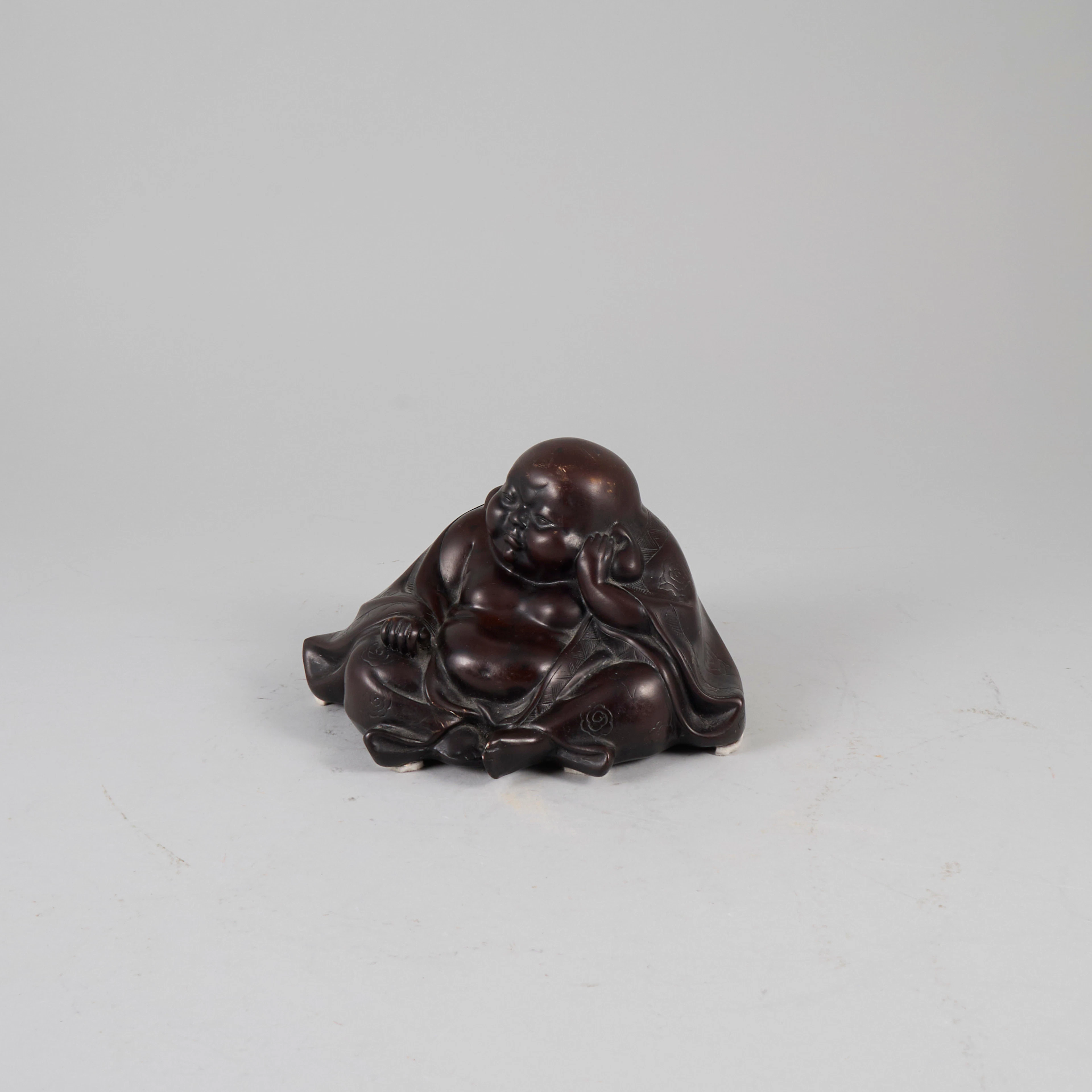 SKULPTUR, Buddha med erotiskt motiv, konstmassa.