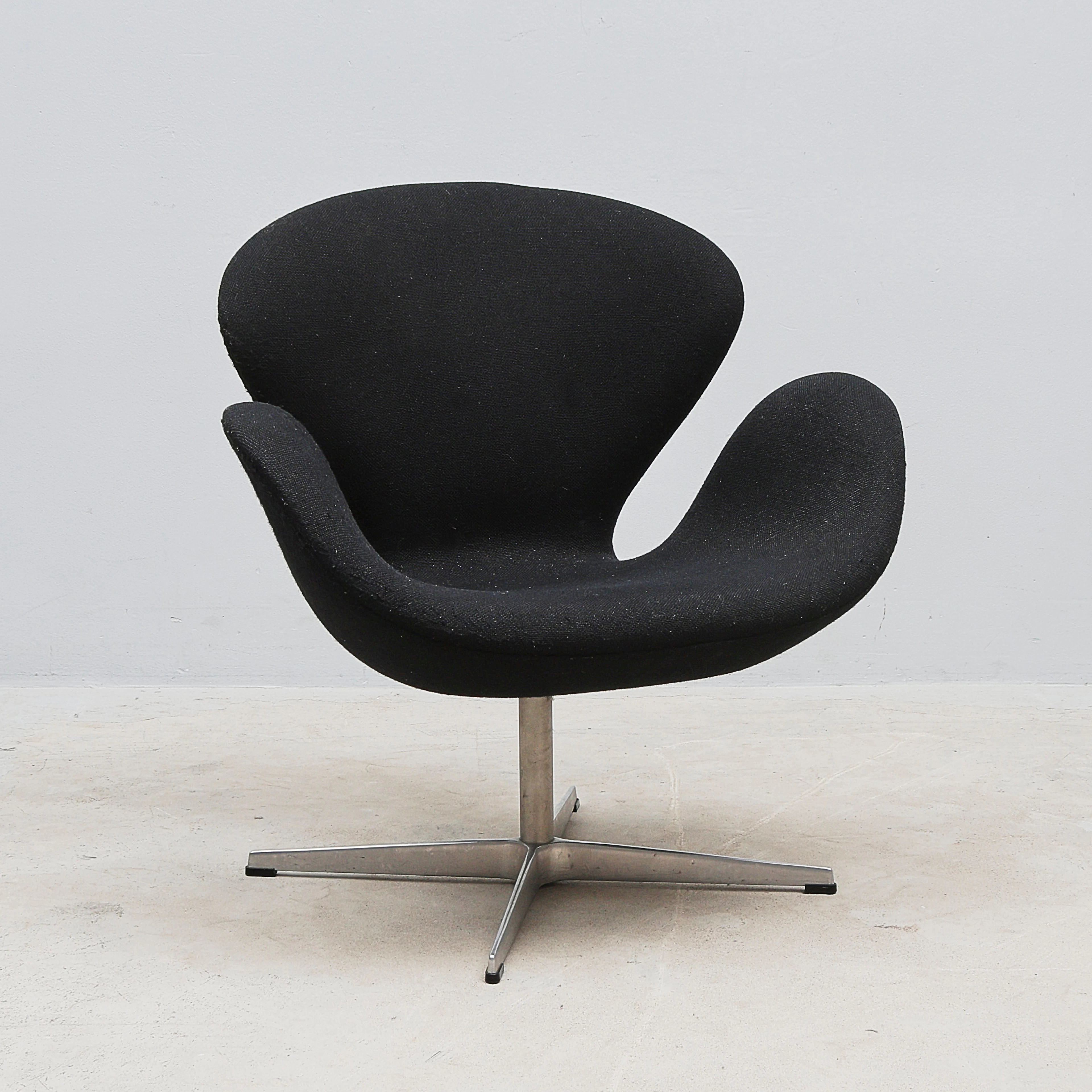 ARNE JACOBSEN. Fåtölj, "Svanen", för Fritz Hansen.