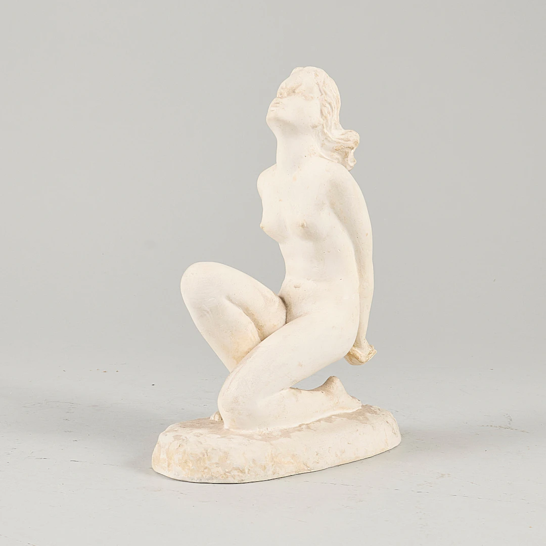 CARIN NILSON. Skulptur, Knästående modell, Gips.