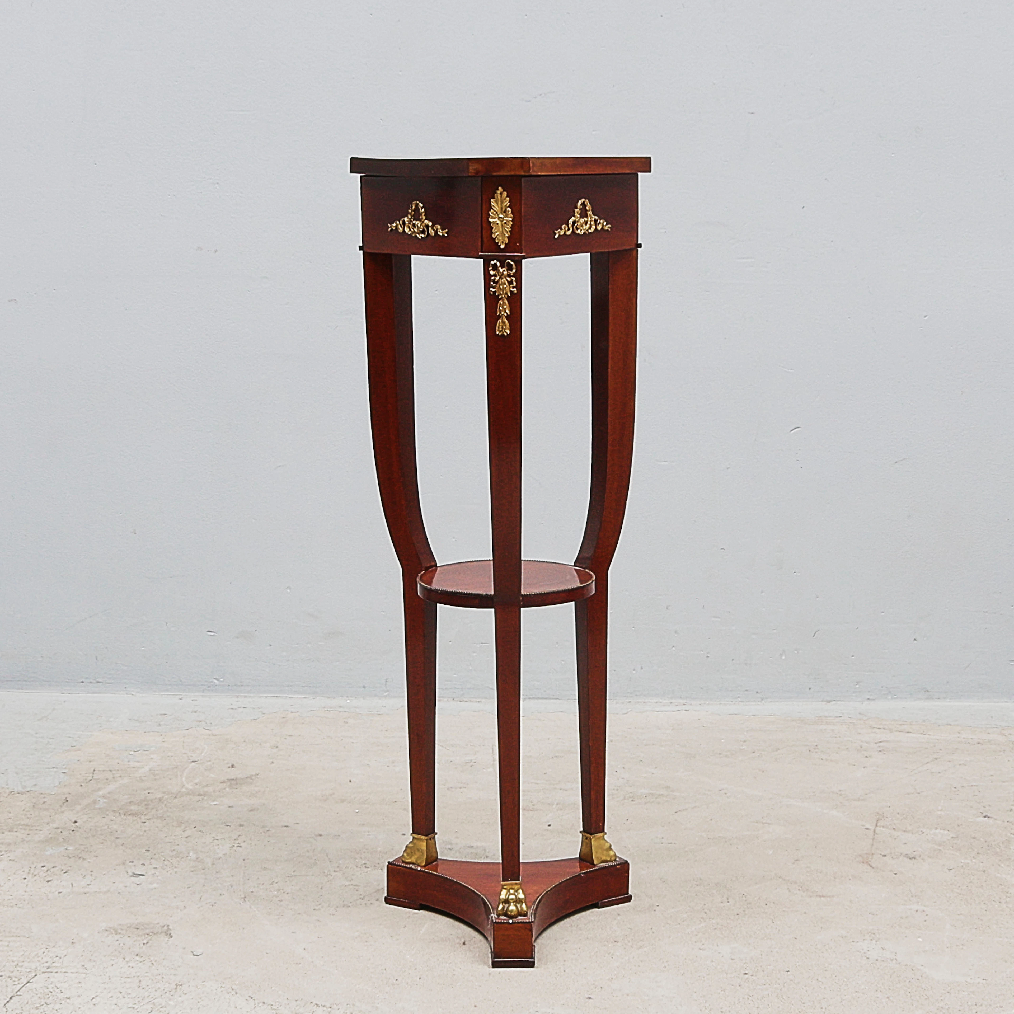 PIEDESTAL, Mahogny.